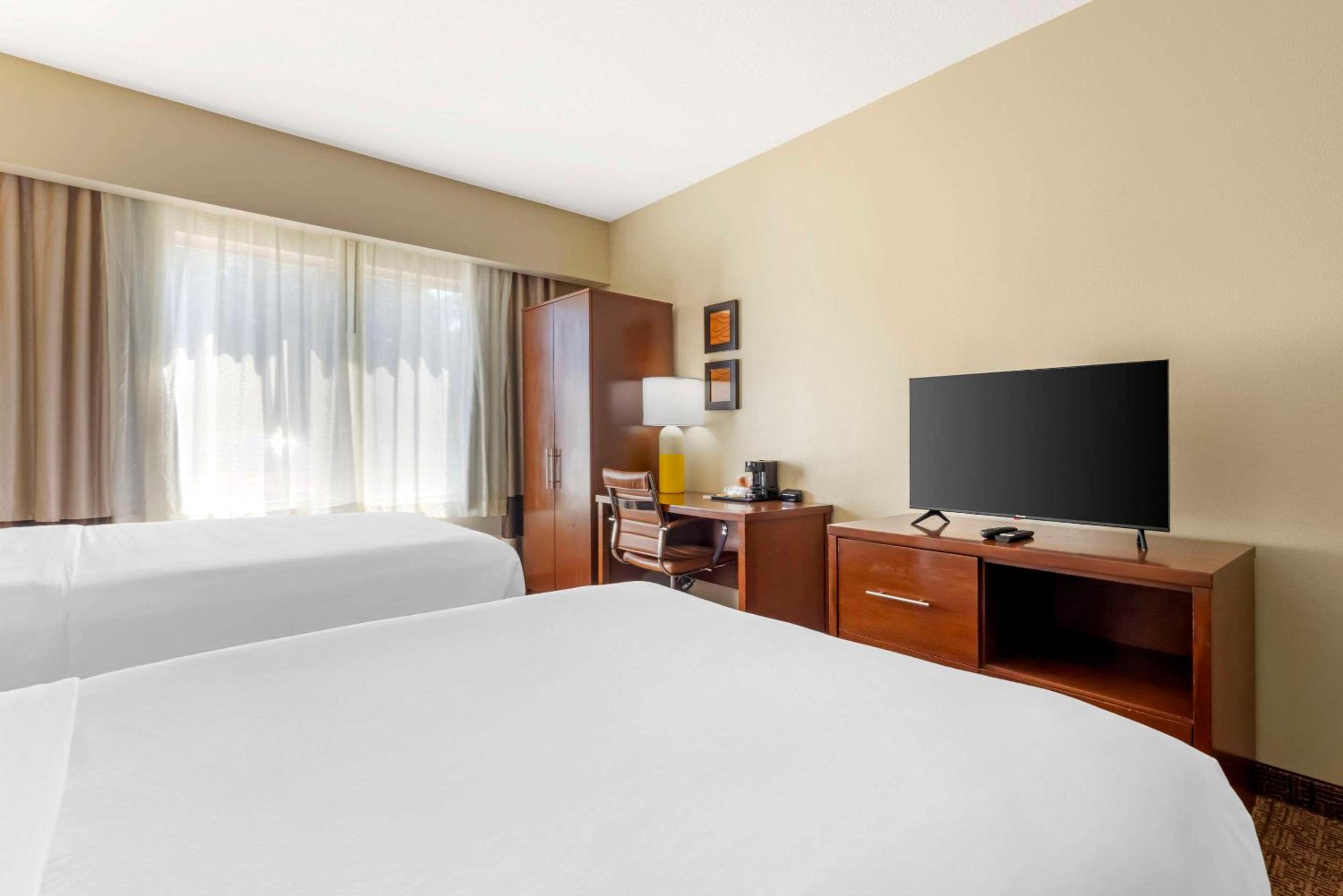 Superior Queen Suite with Two Queen Beds - Non-Smoking - Photo 3