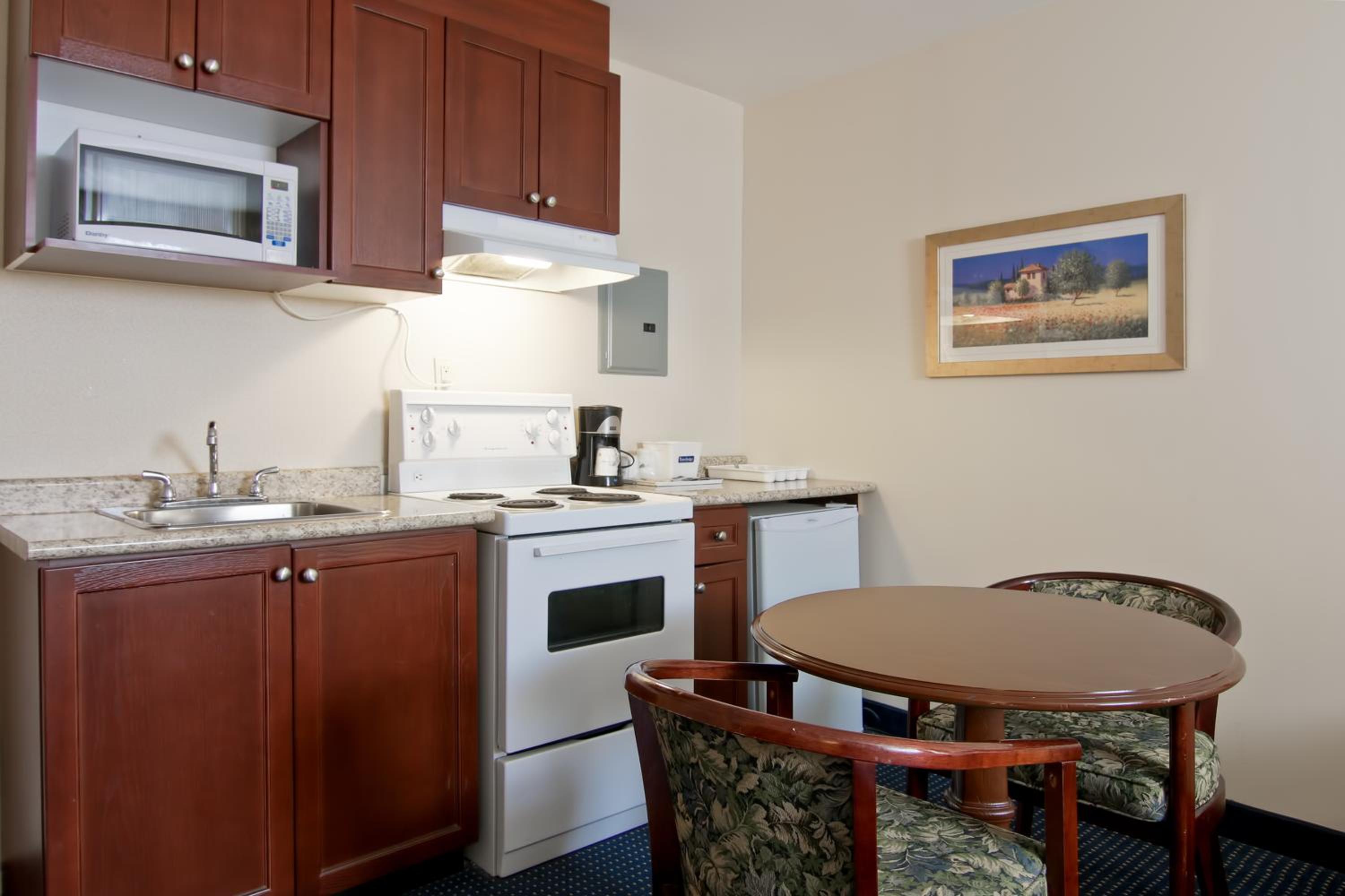 Premier Queen Suite with Kitchenette - Non-Smoking - Photo 4