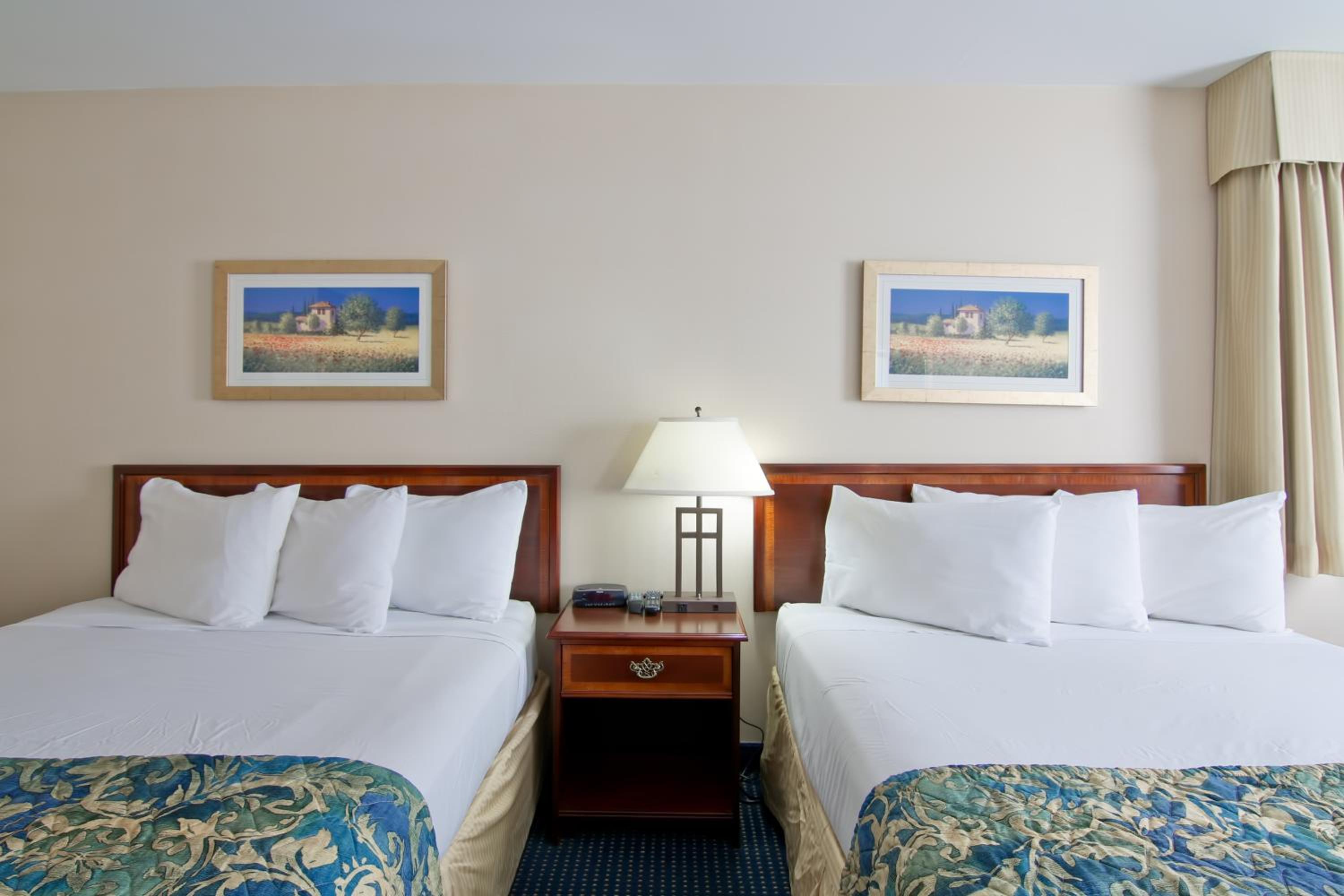 Deluxe Queen Room with Two Queen Beds - Non-Smoking - Photo 4