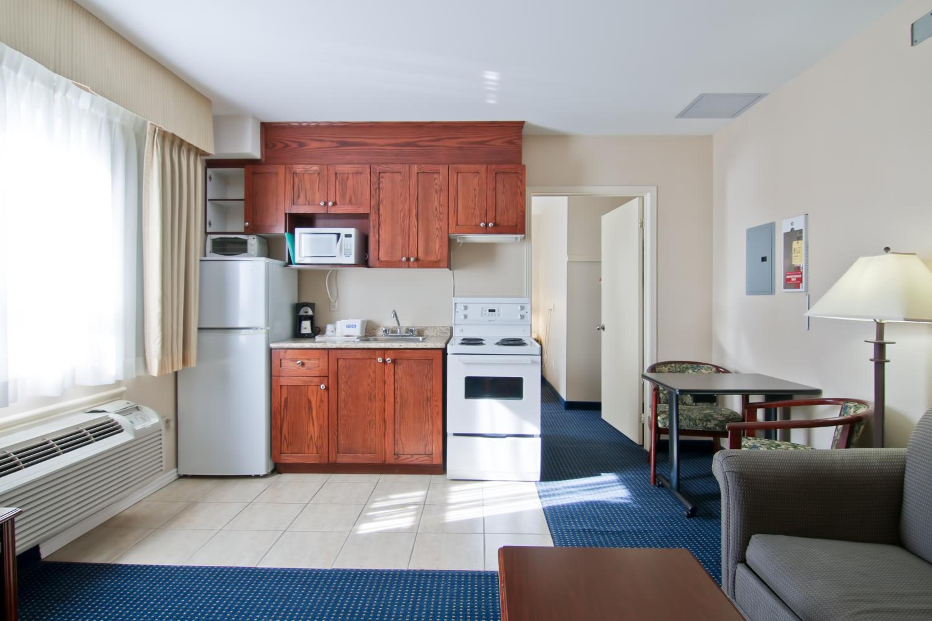 Queen Suite - Non-Smoking - Photo 4