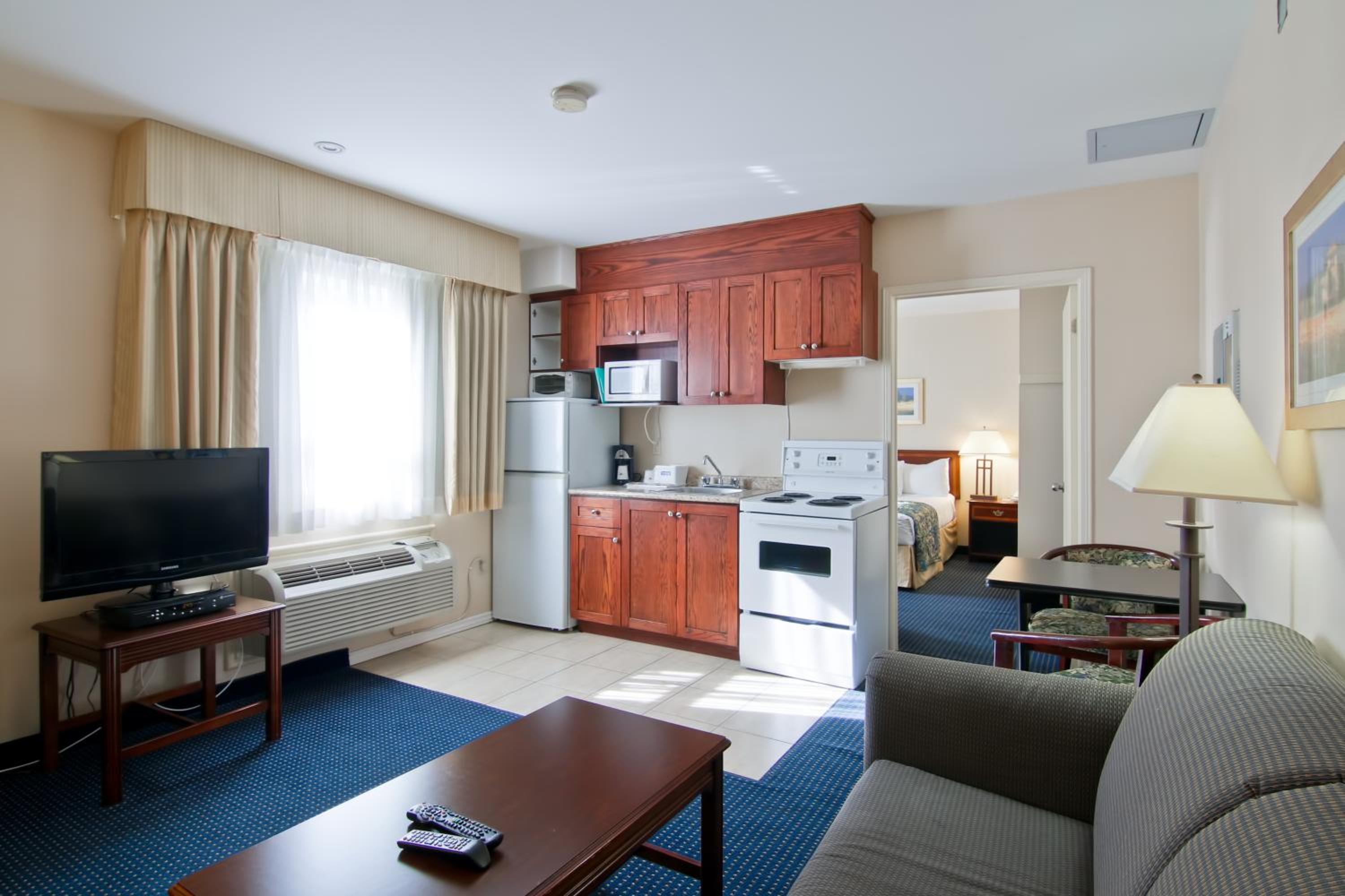 Queen Suite - Non-Smoking - Photo 1