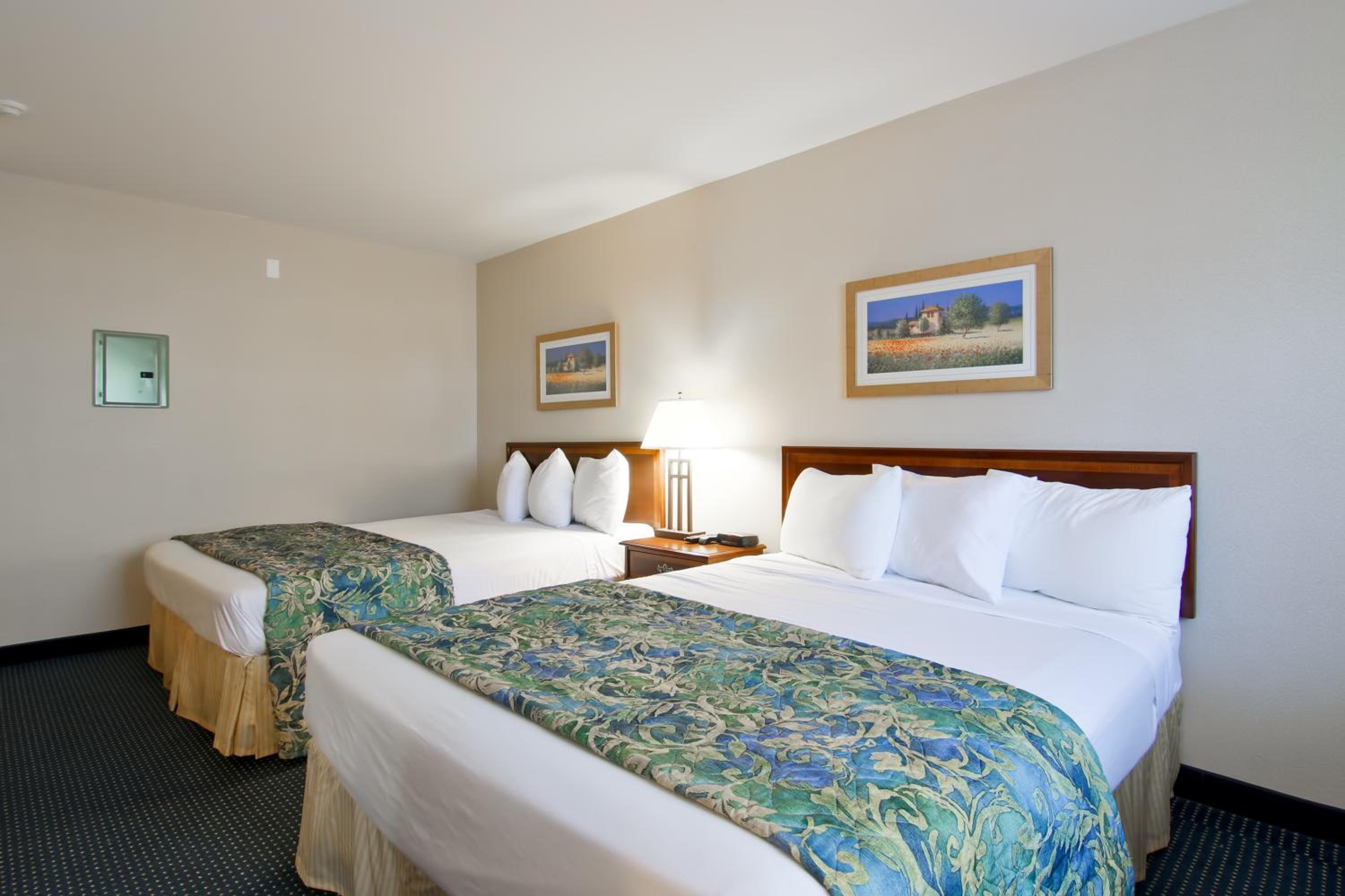 Queen Room with Two Queen Beds - Non-Smoking - Photo 5