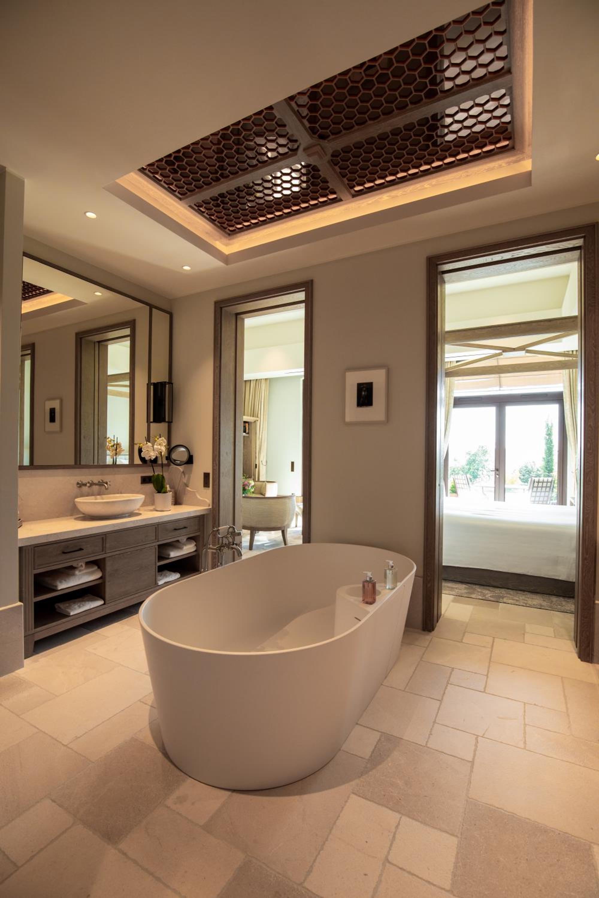 Suite with Hot Tub - Photo 5