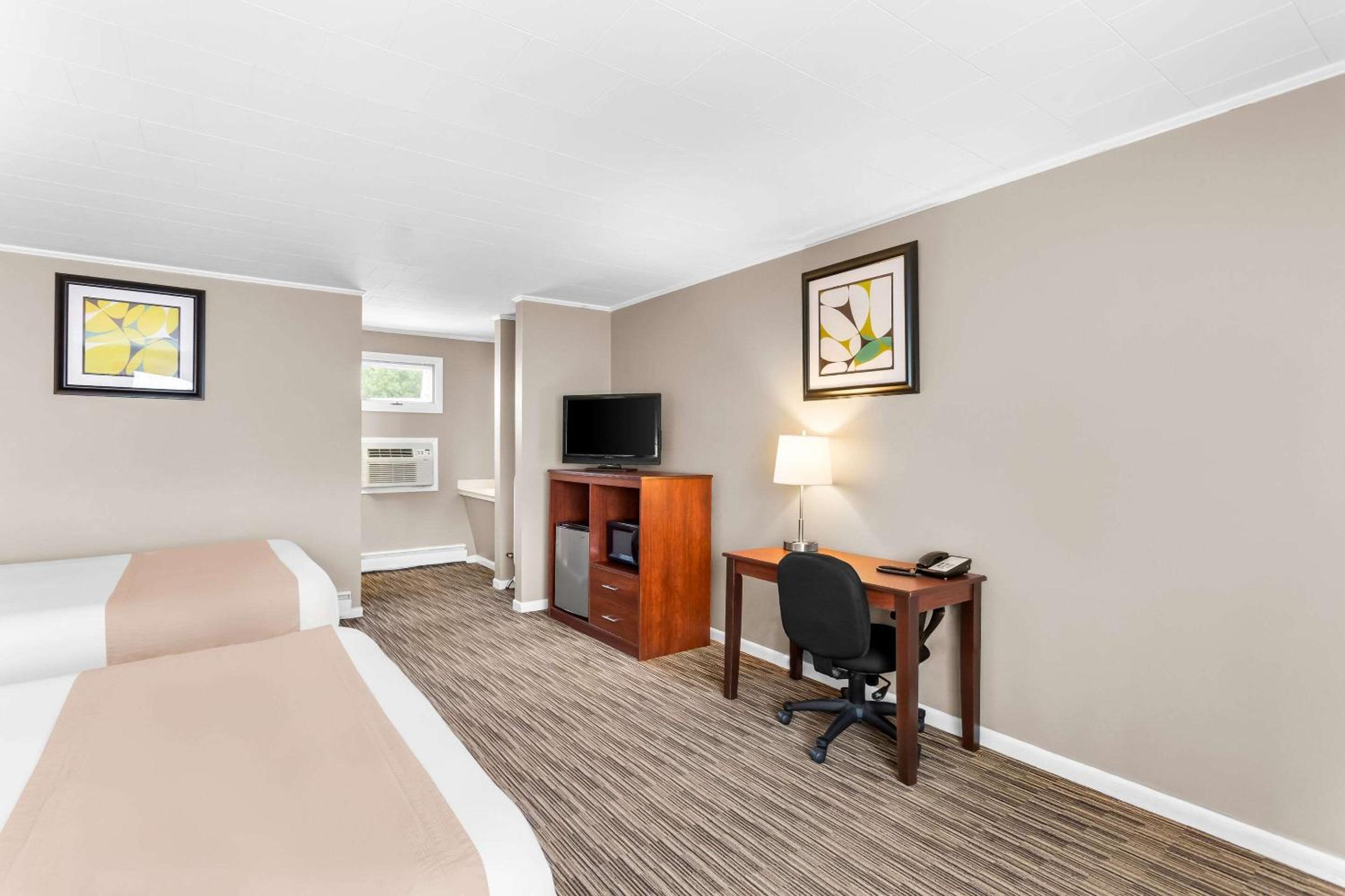 Queen Room with Two Queen Beds - Pet Friendly/Non Smoking - Photo 4
