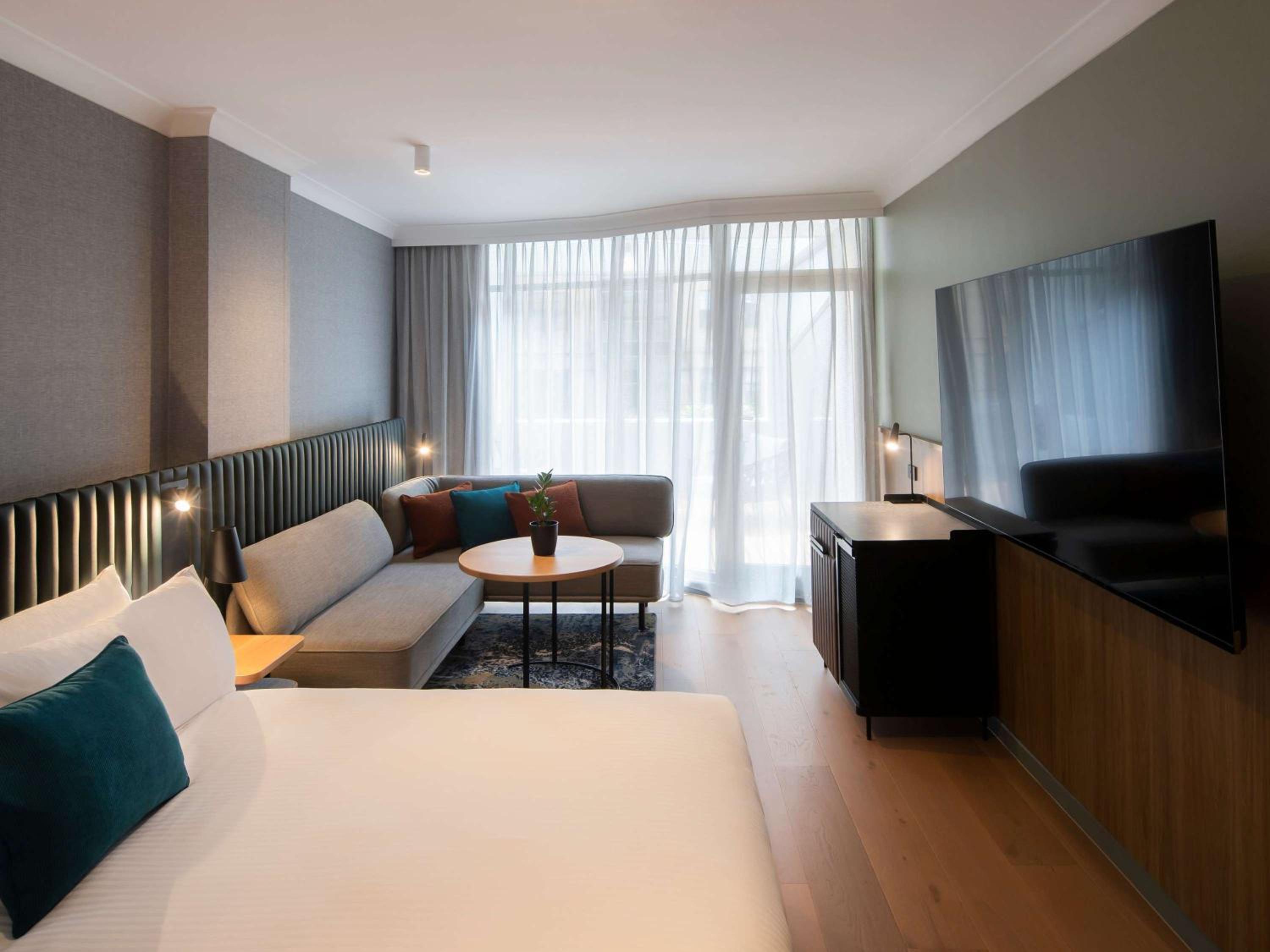 Superior King Room with Balcony thumbnail 6