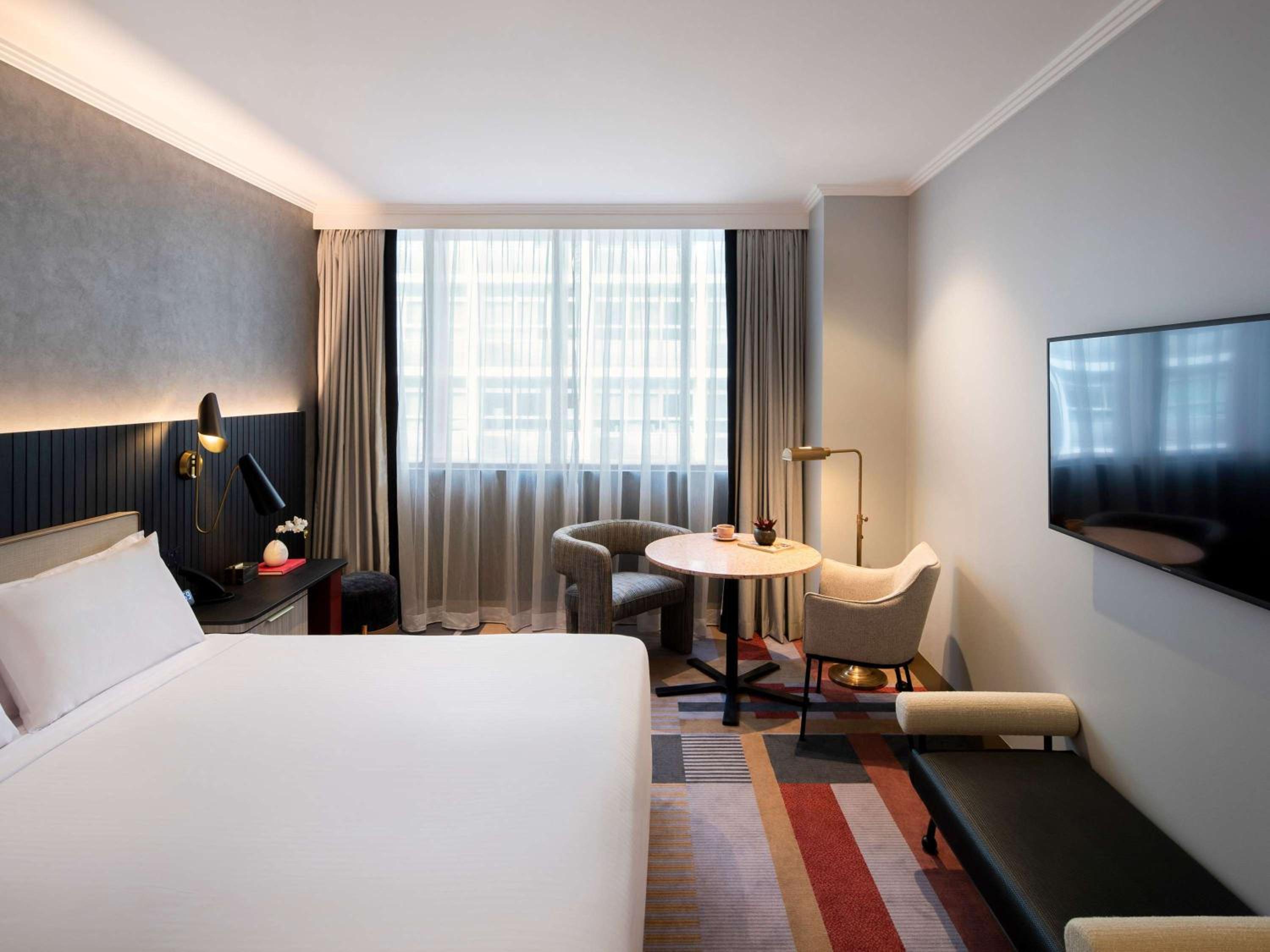 Deluxe King Room thumbnail 6