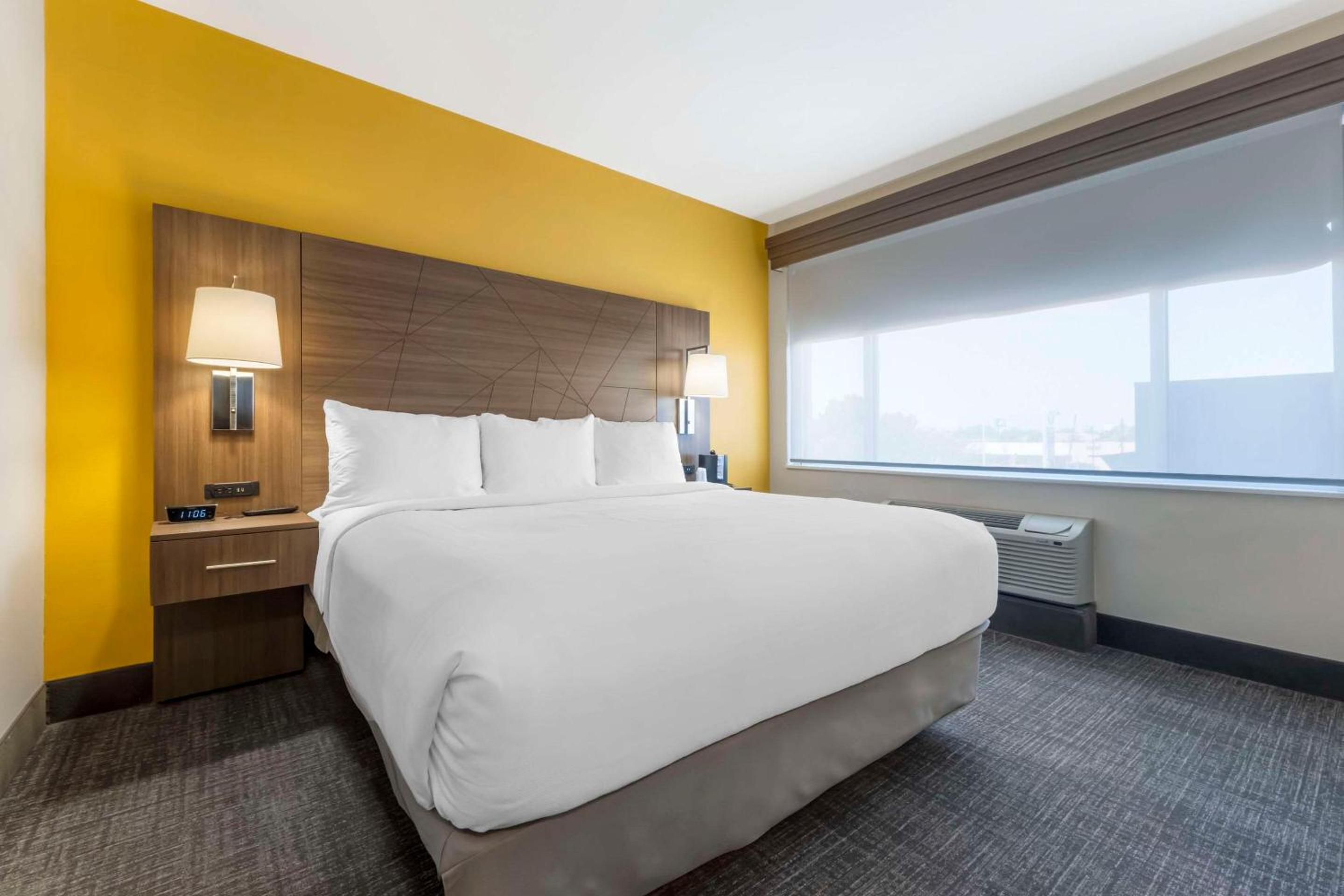 King Room with Tub - Disability Access/Non Smoking - Photo 1