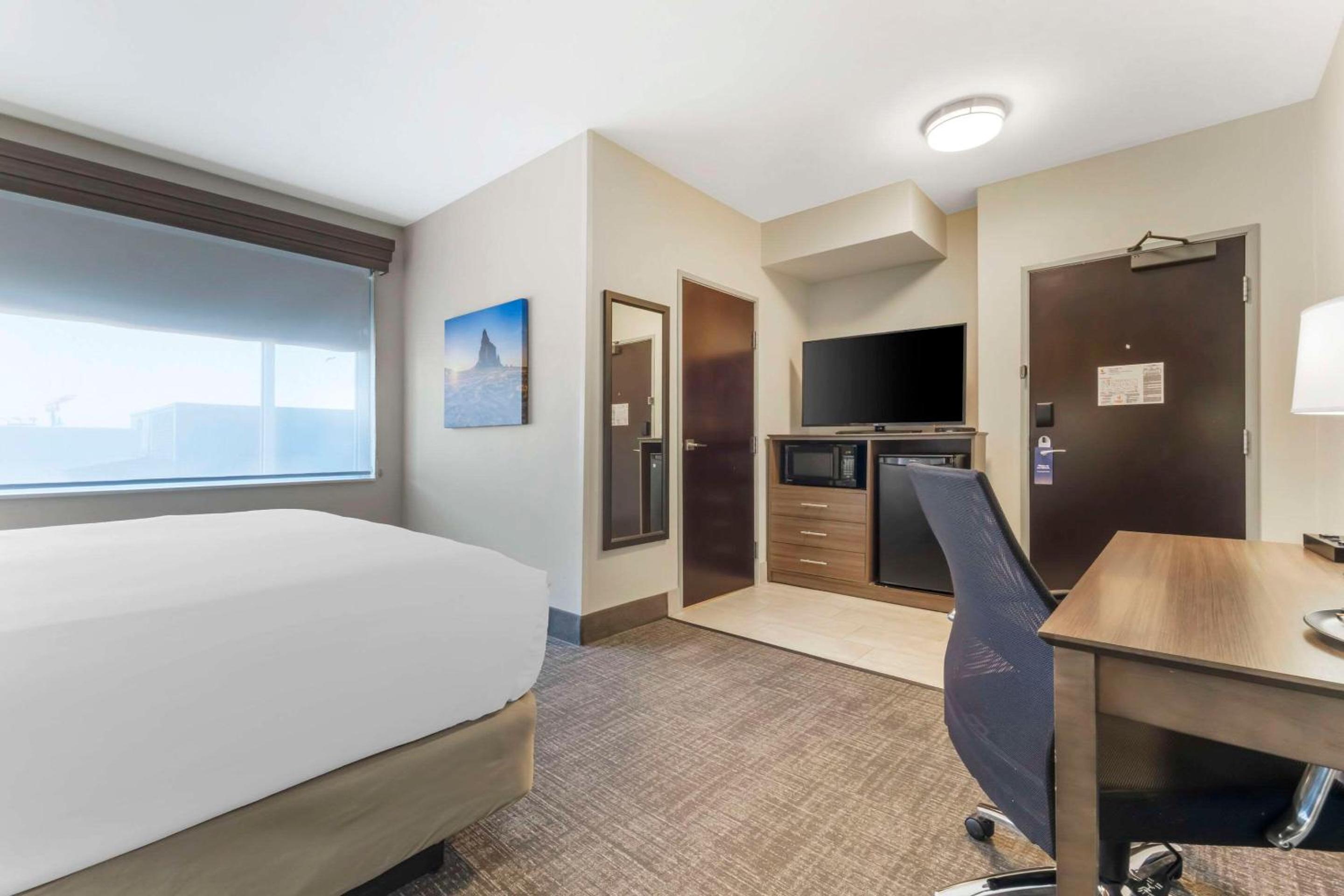 King Room with Tub - Disability Access/Non Smoking - Photo 7