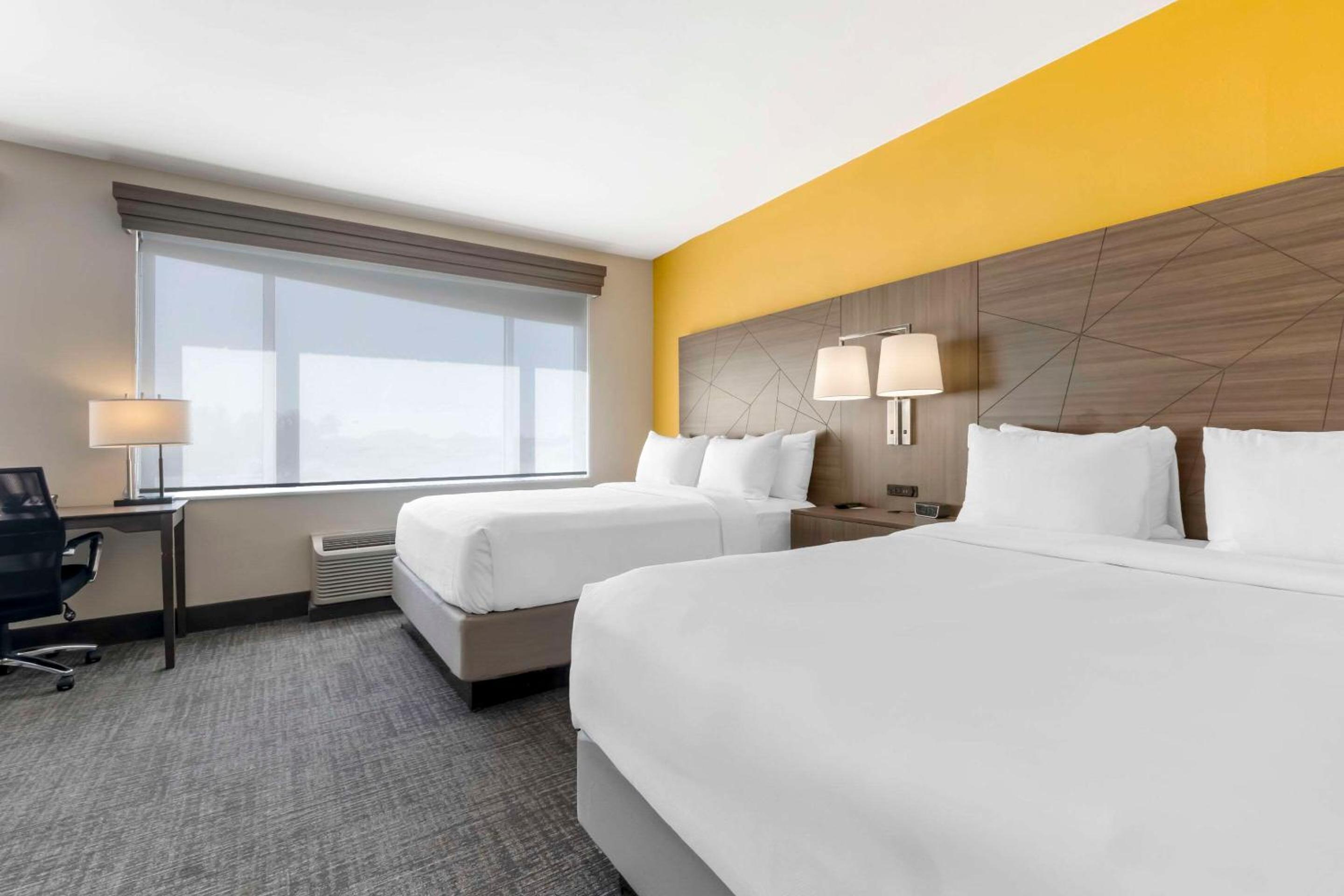 Quadruple Room with Two Queen Beds and Roll-In Shower - Disability Access/Non Smoking - Photo 11