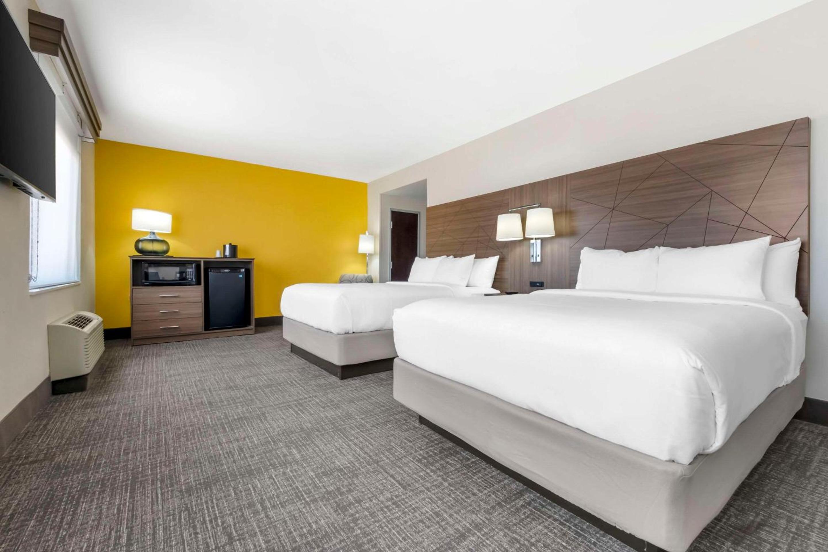 Quadruple Room with Two Queen Beds and Roll-In Shower - Disability Access/Non Smoking - Photo 3