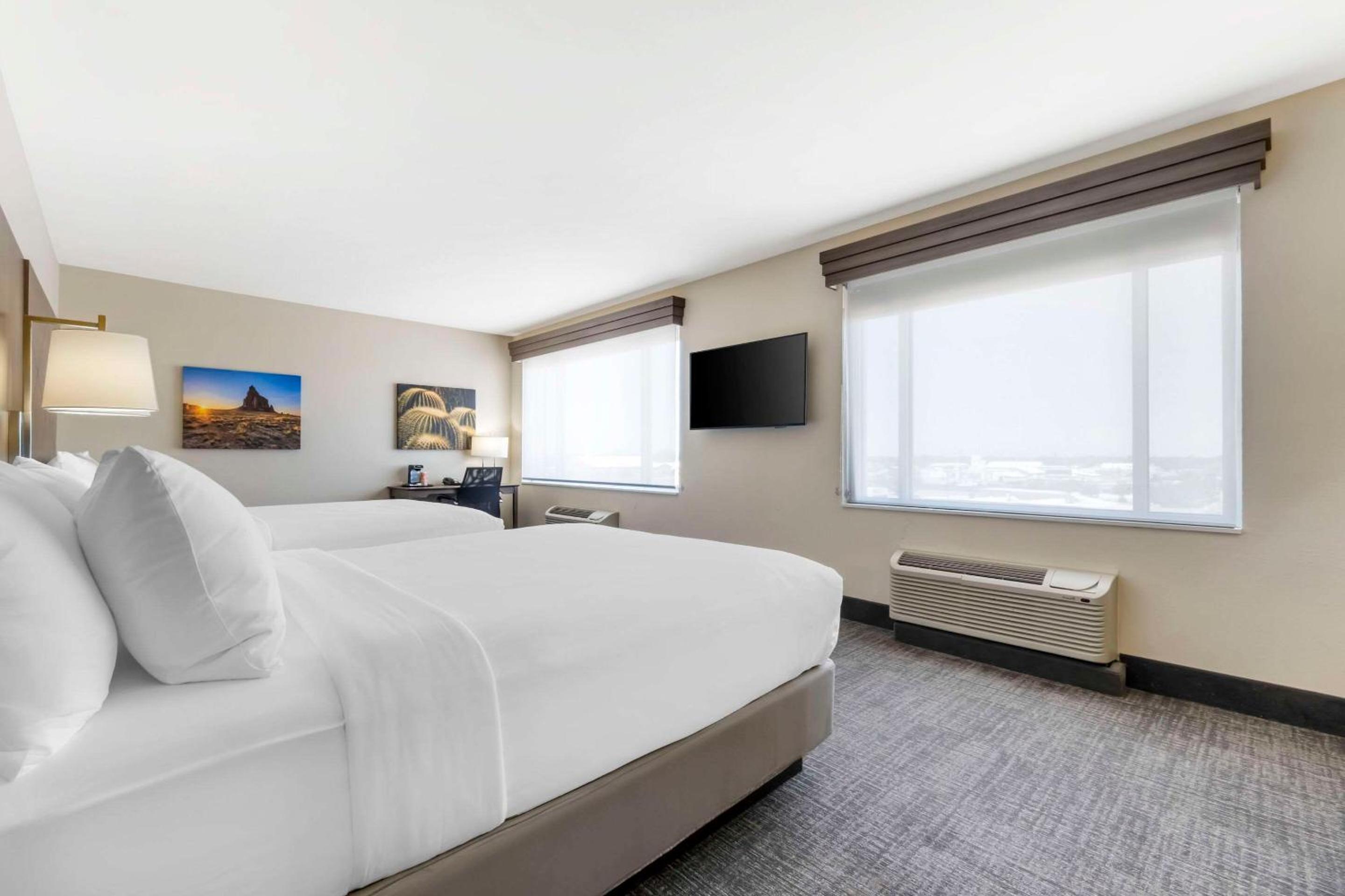 Quadruple Room with Two Queen Beds and Roll-In Shower - Disability Access/Non Smoking - Photo 4