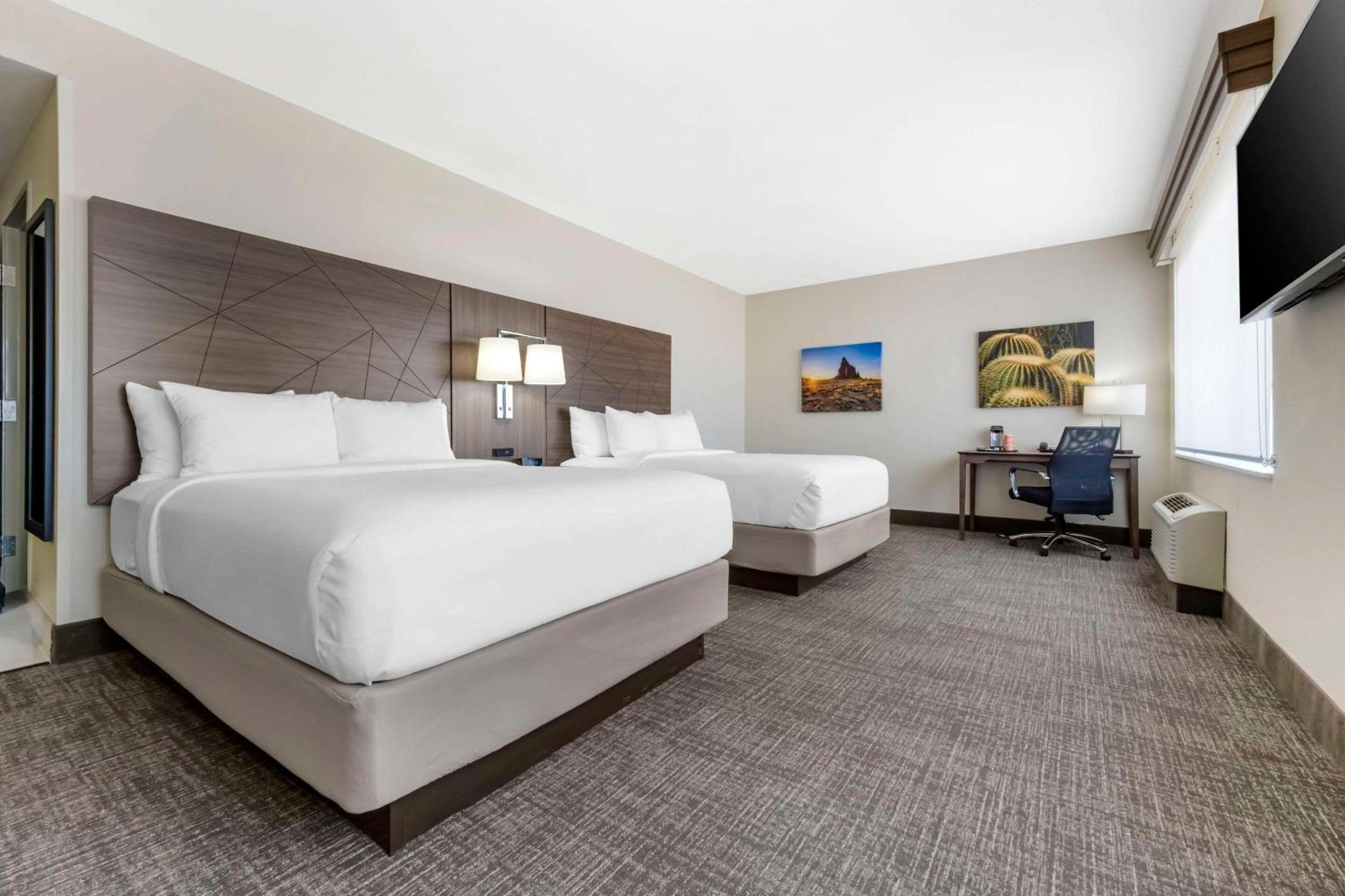 Quadruple Room with Two Queen Beds and Roll-In Shower - Disability Access/Non Smoking - Photo 5