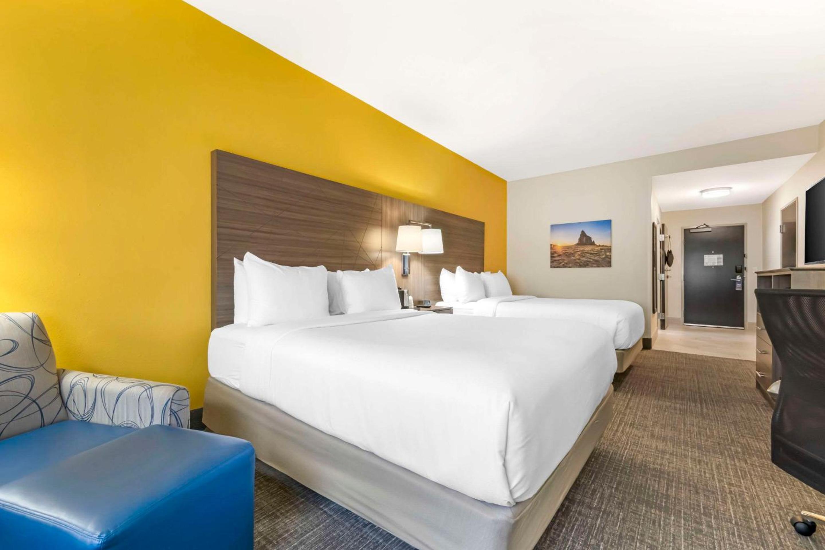 Quadruple Room with Two Queen Beds and Roll-In Shower - Disability Access/Non Smoking - Photo 6