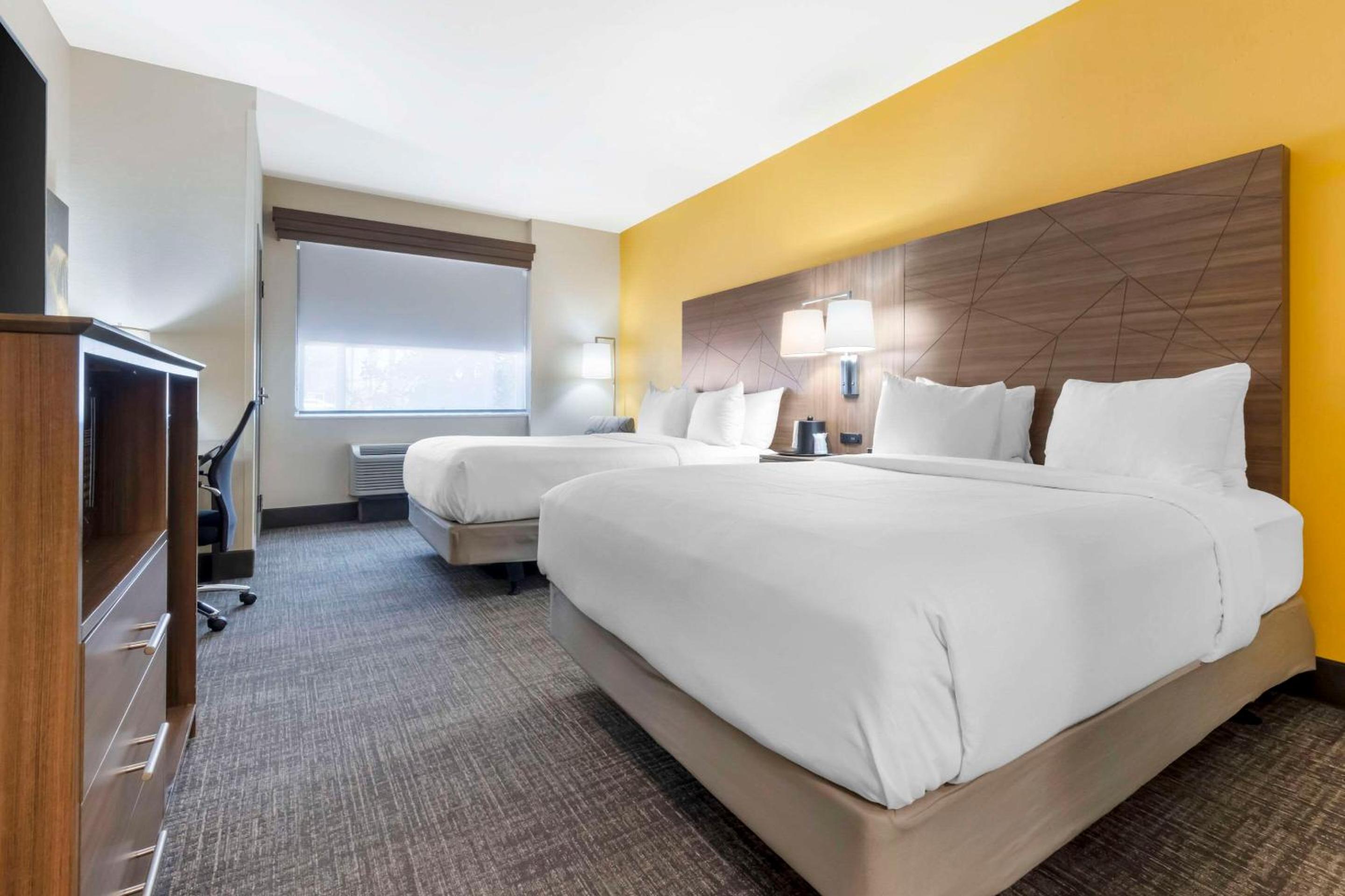 Quadruple Room with Two Queen Beds and Roll-In Shower - Disability Access/Non Smoking - Photo 7