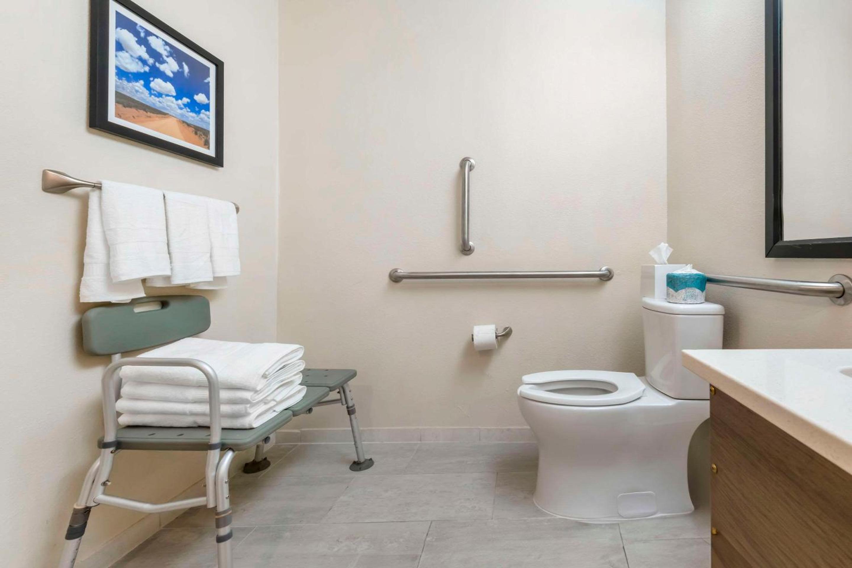 King Room with Tub - Disability Access/Non Smoking - Photo 6