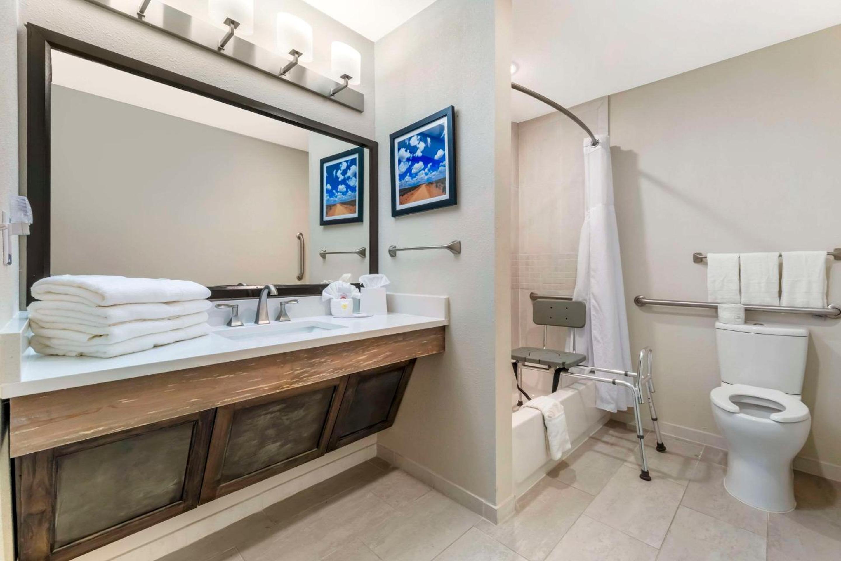 King Room with Tub - Disability Access/Non Smoking - Photo 5