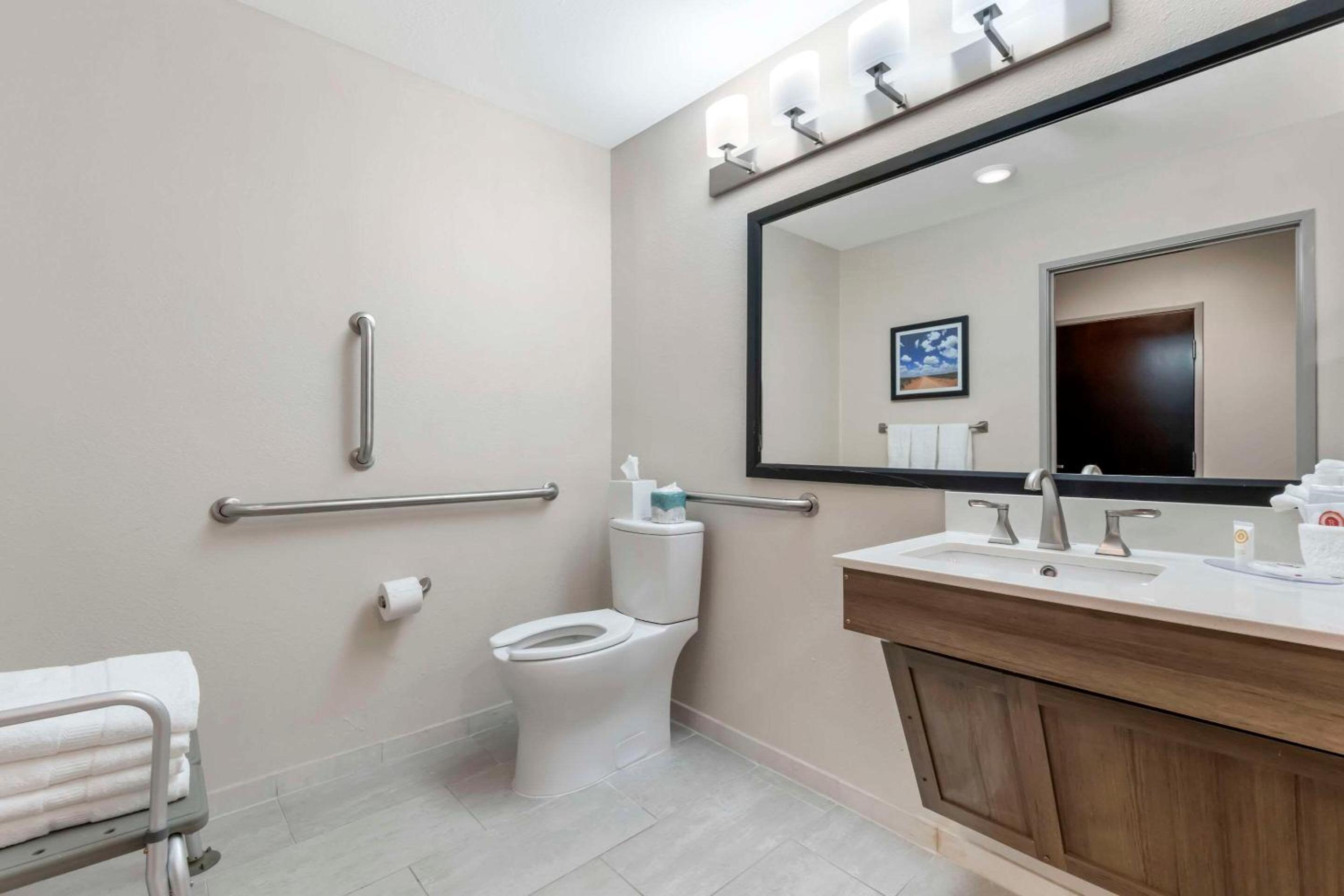 King Room with Tub - Disability Access/Non Smoking - Photo 4
