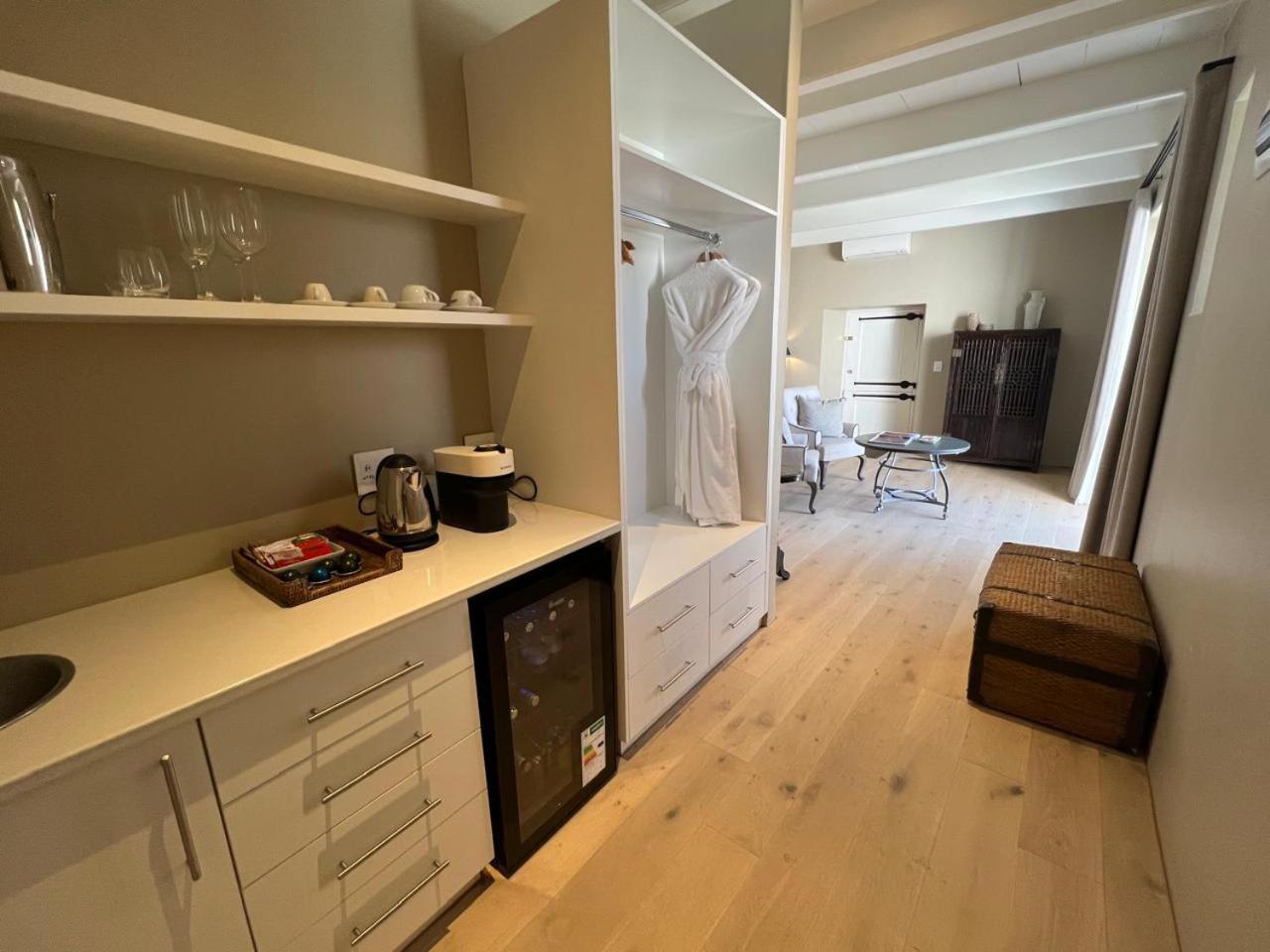 Deluxe Queen Suite - Photo 2