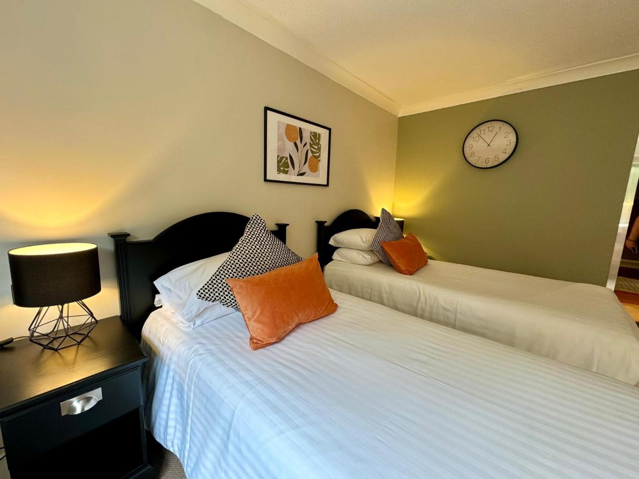 Standard Twin Room - Photo 8