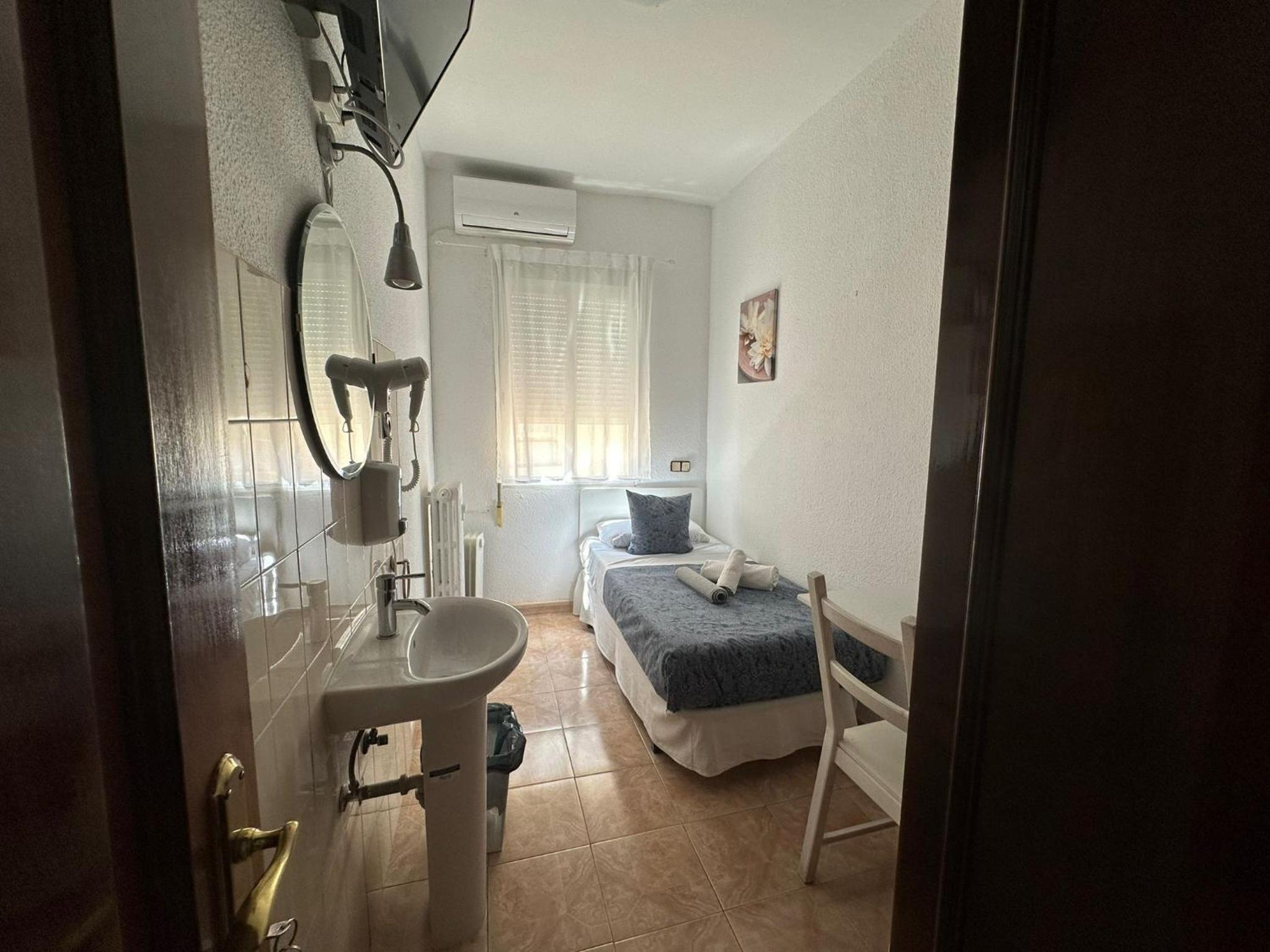 Habitación individual económica con baño compartido