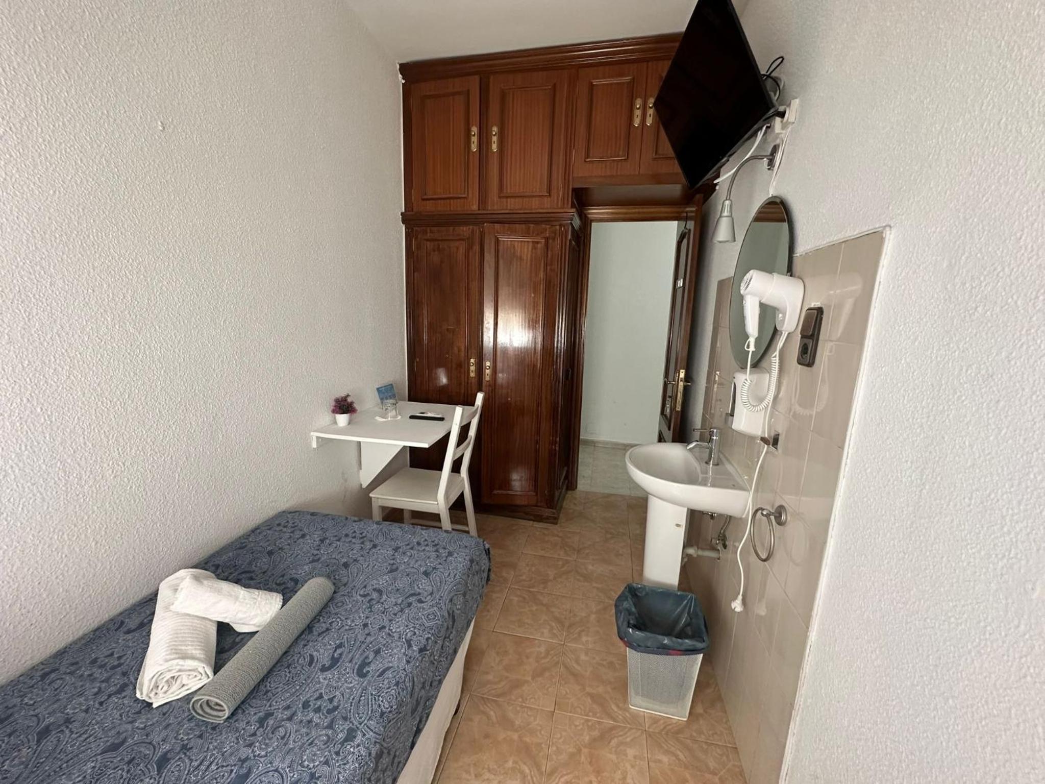 Economy Single Room with Shared Bathroom photo 3