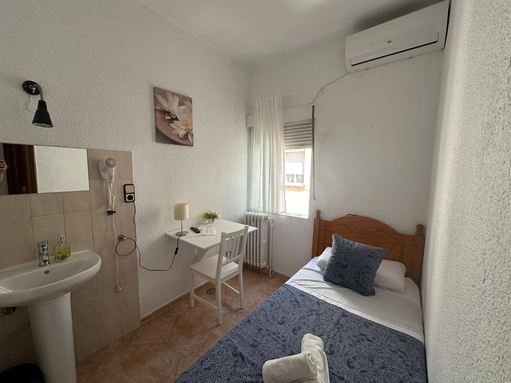 Economy Single Room with Shared Bathroom photo 2