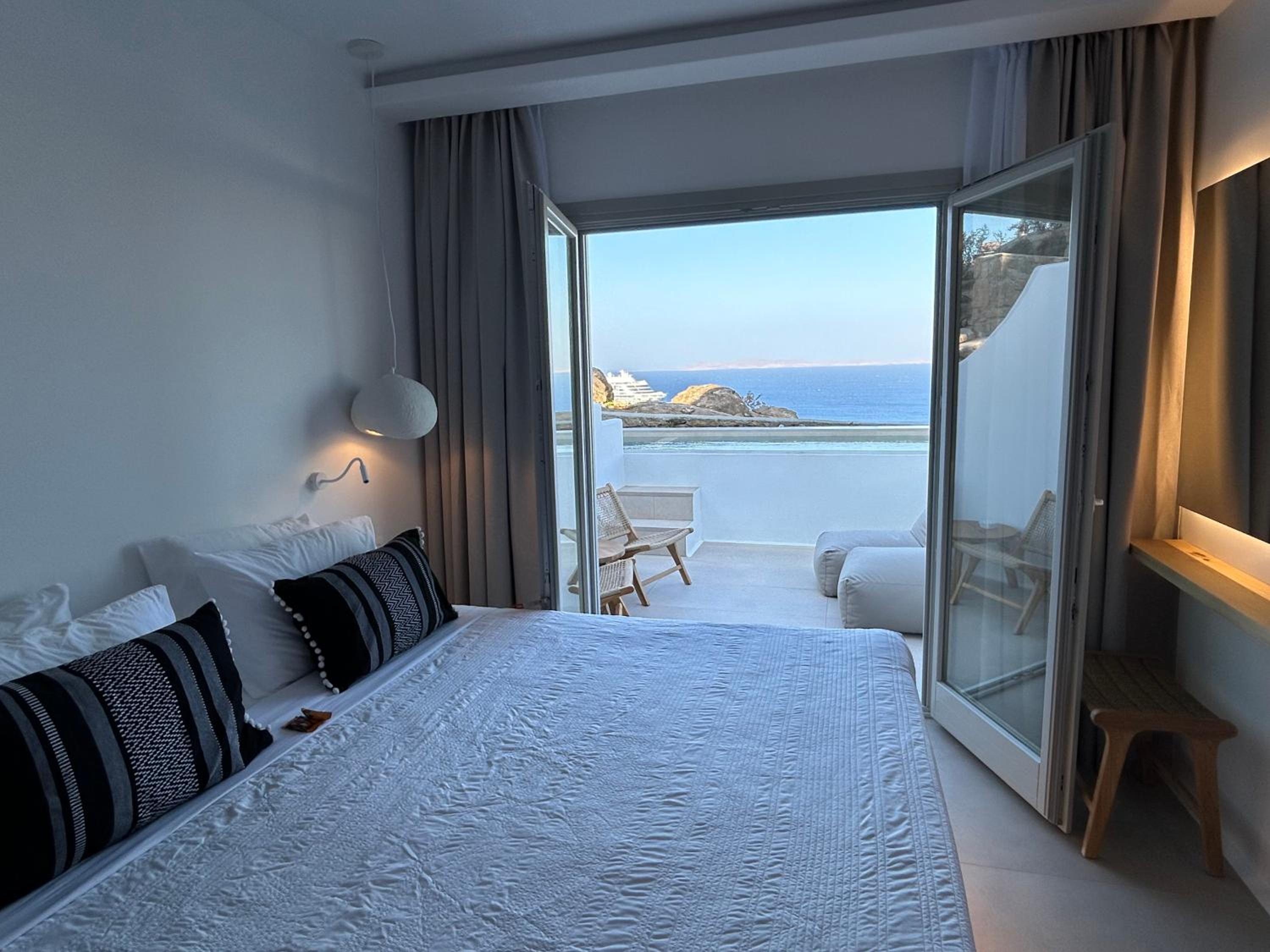 Deluxe King Room - Photo 11
