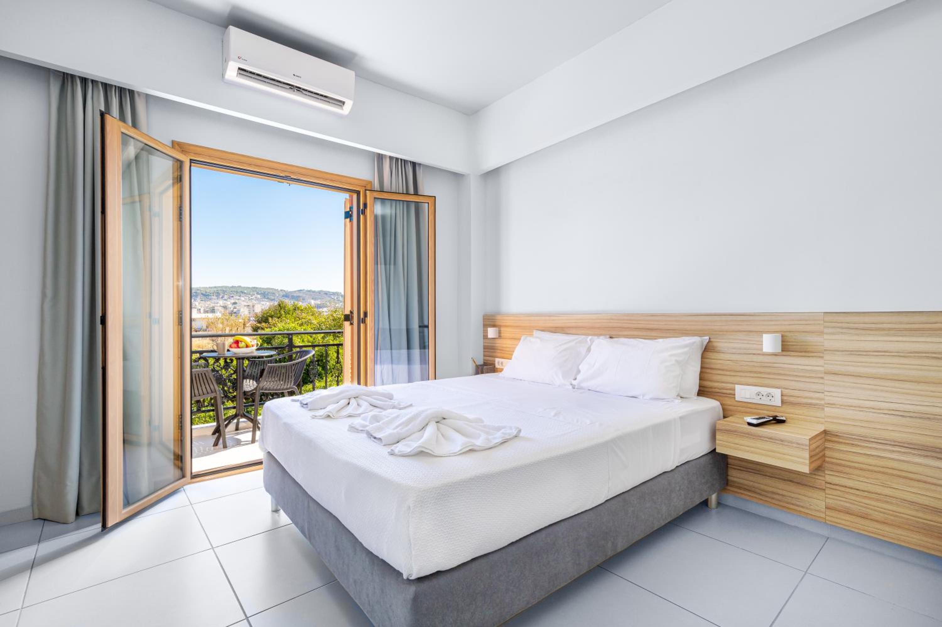 Superior Studio with Balcony and City View - Photo 9