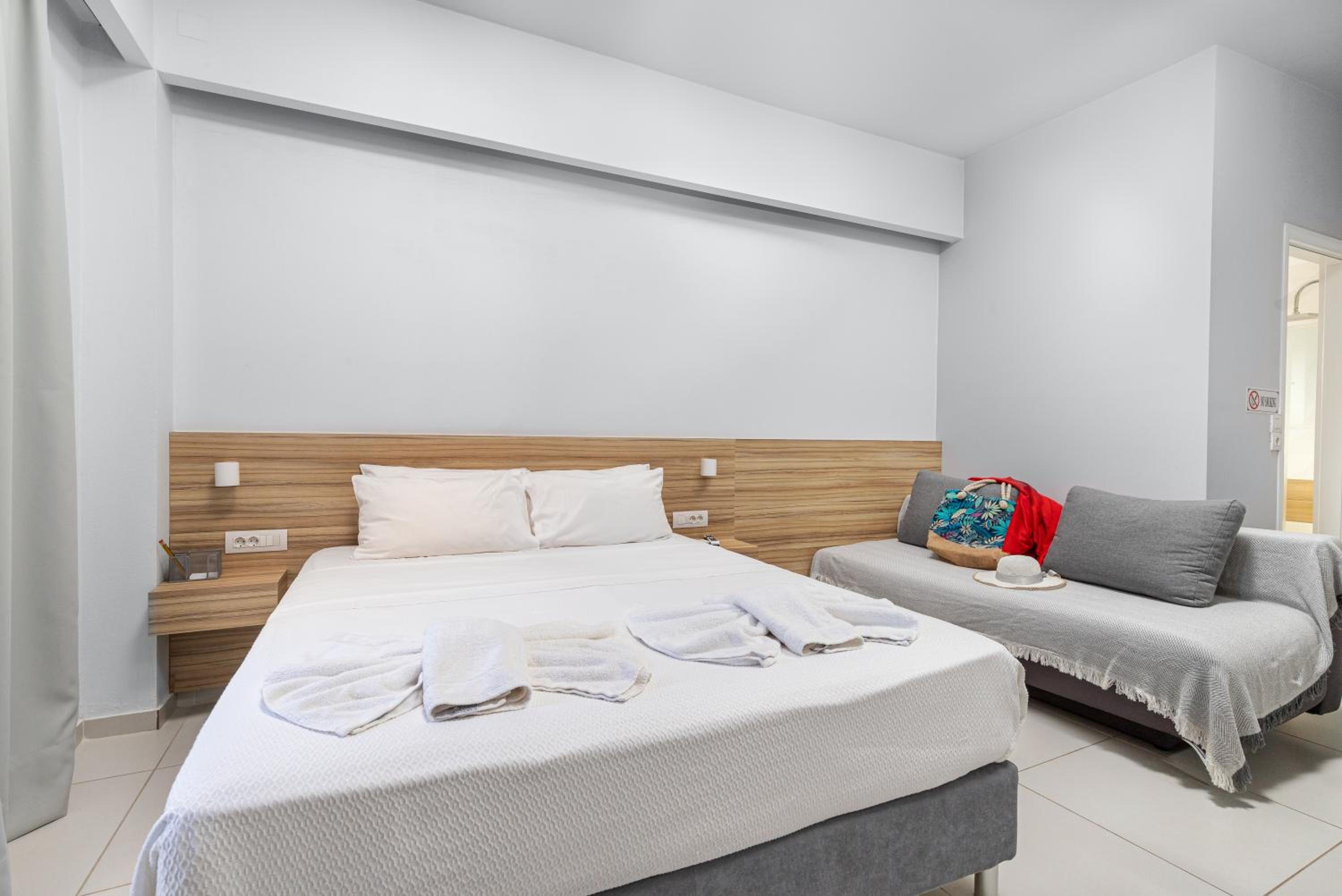Superior Studio with Balcony and City View - Photo 4