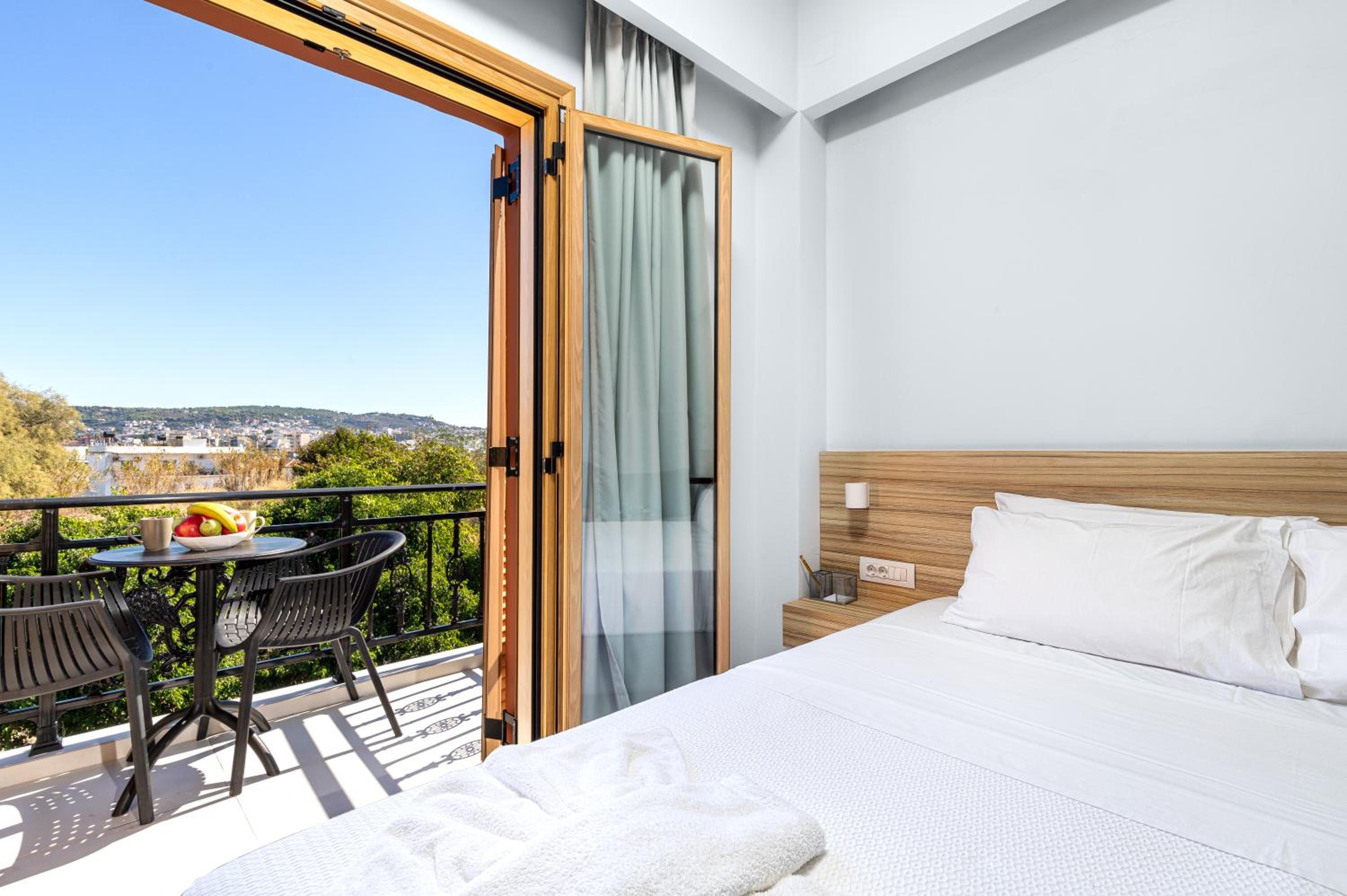 Superior Studio with Balcony and City View - Photo 6