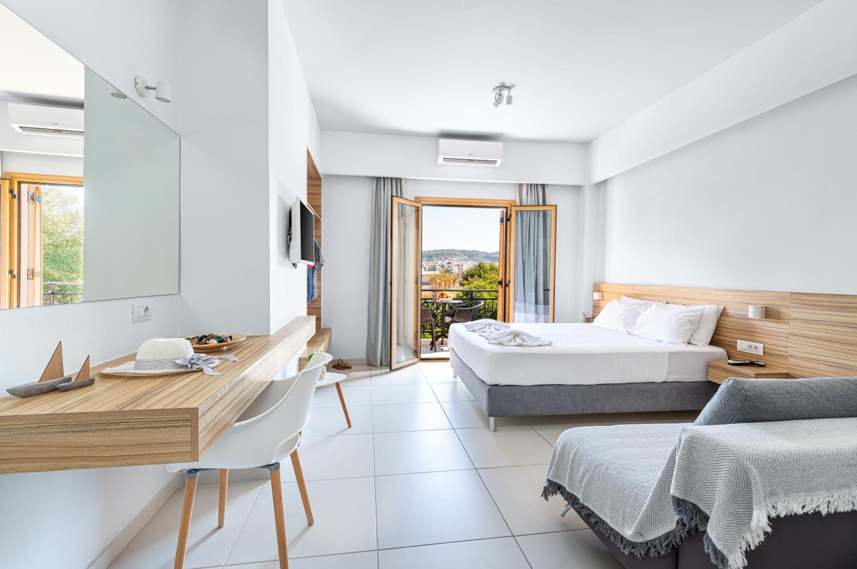 Superior Studio with Balcony and City View - Photo 17