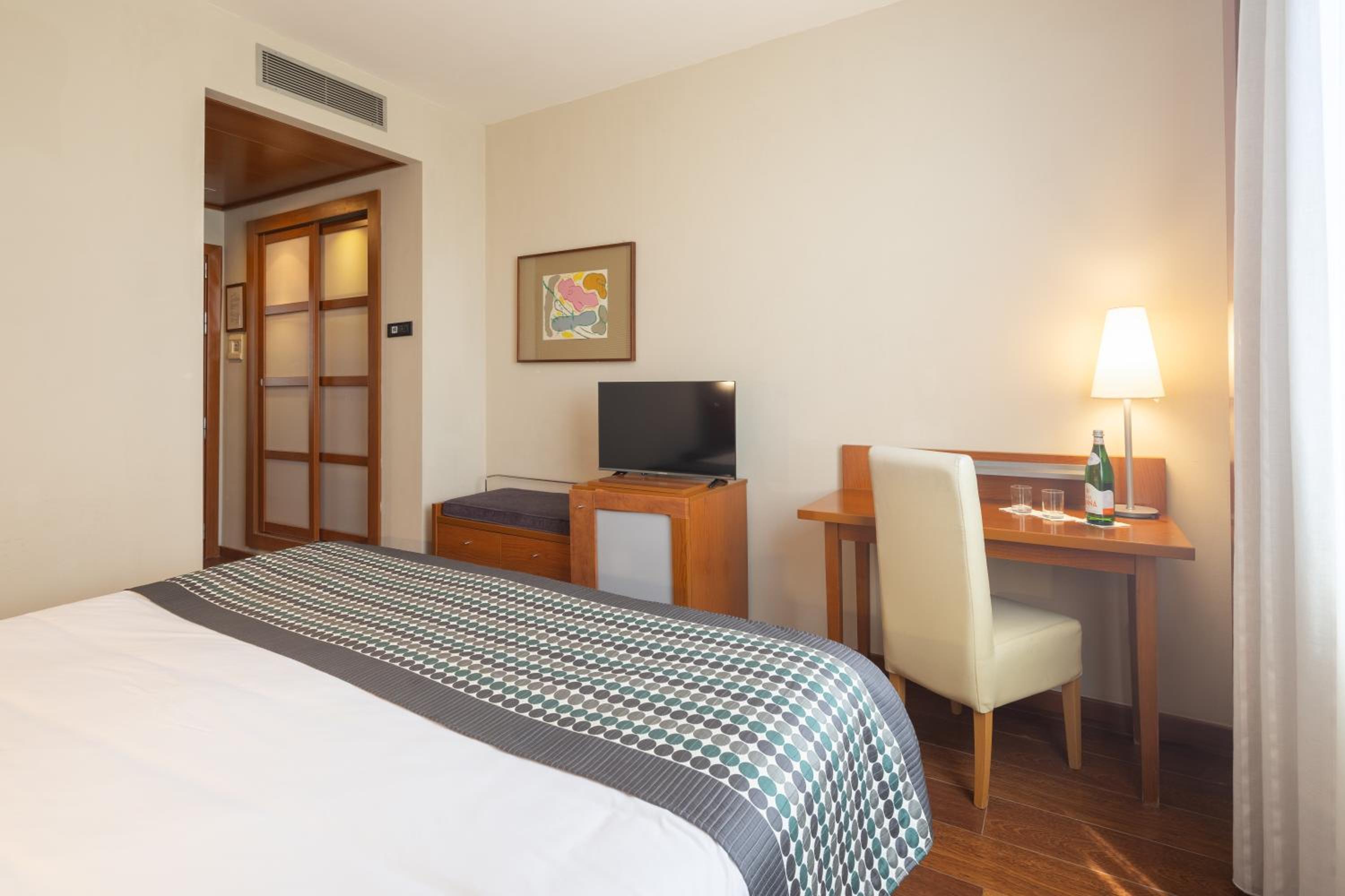 Standard Double or Twin Room - Photo 2