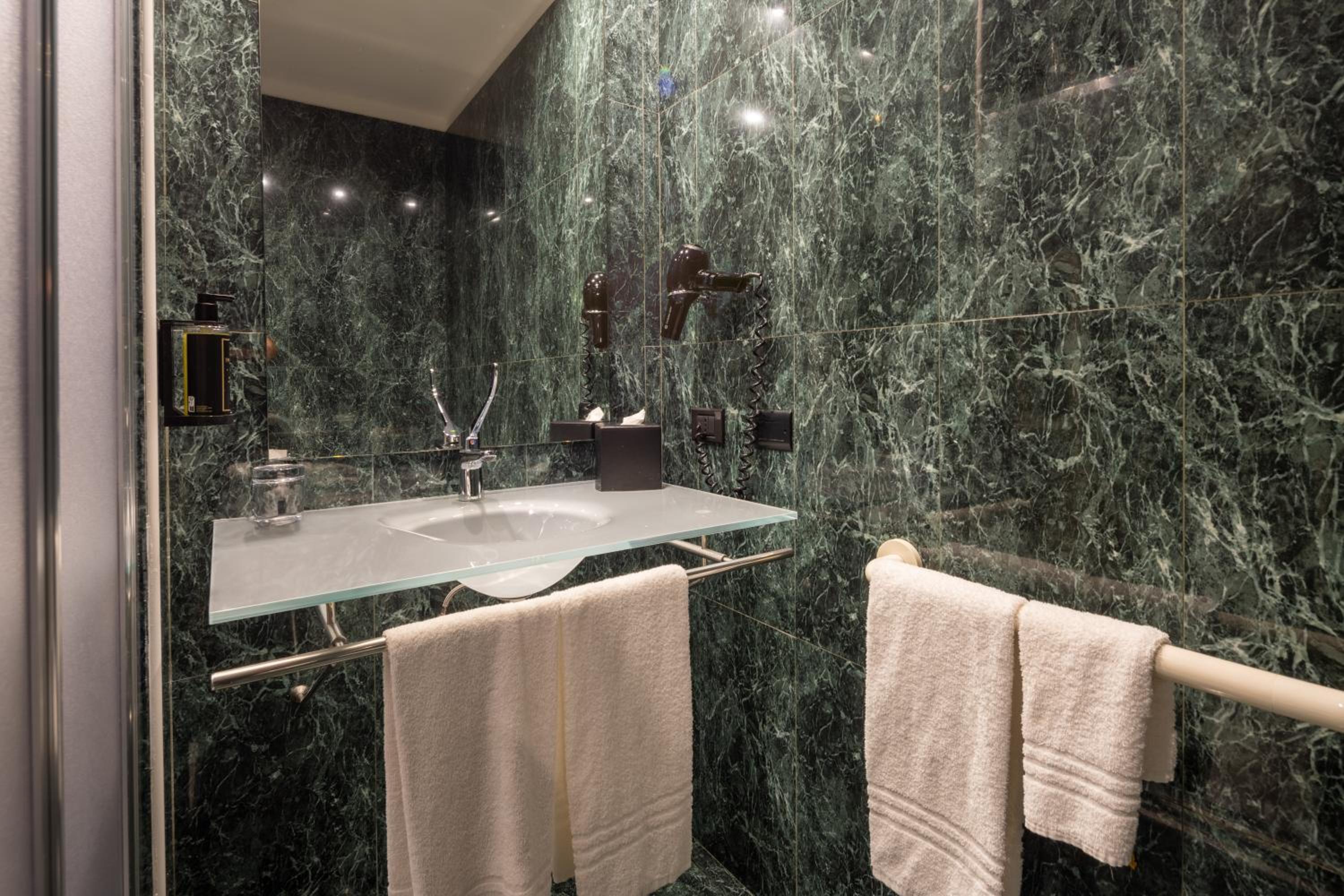 Standard Double or Twin Room - Photo 5