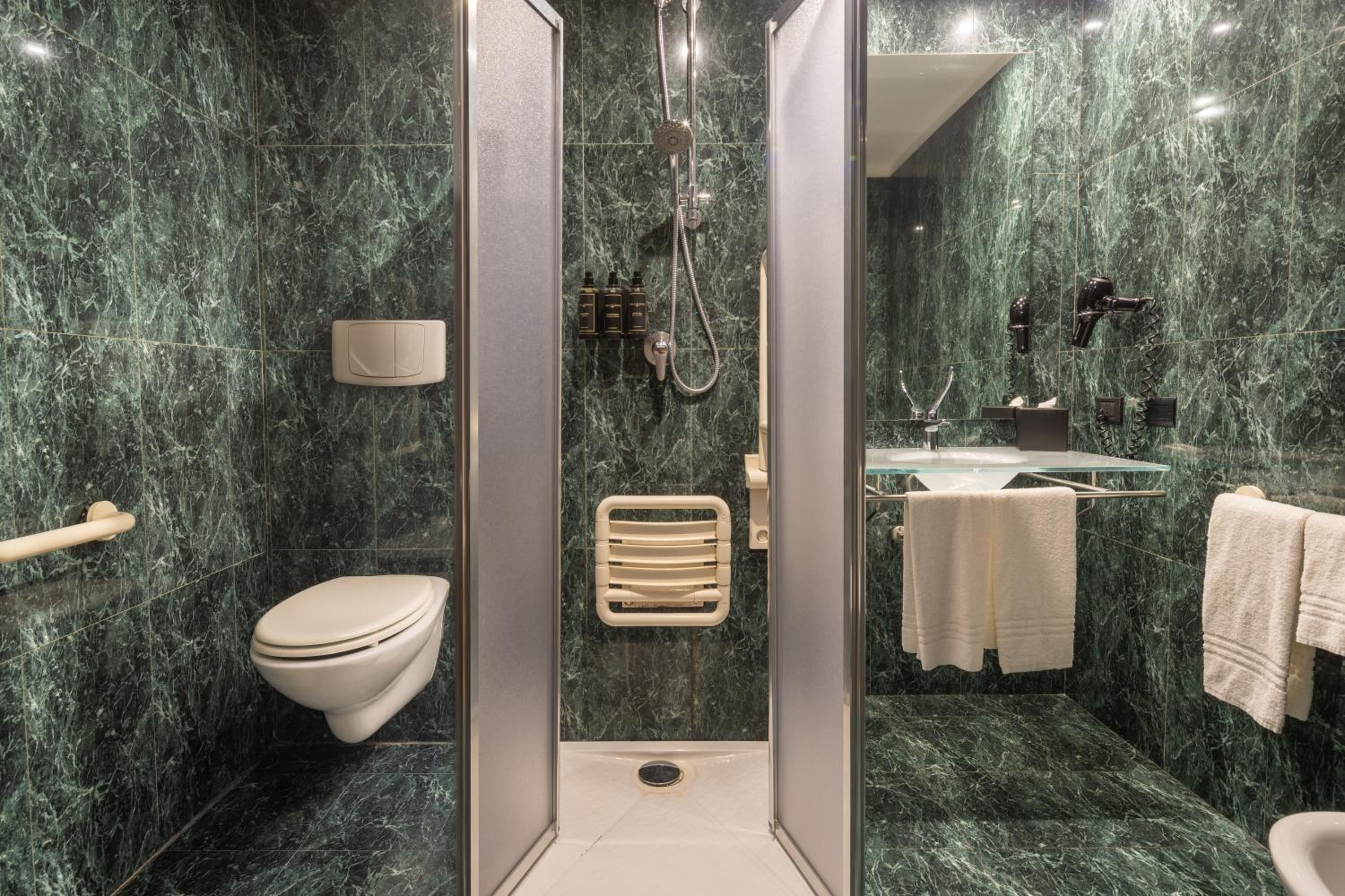 Standard Triple Room - Disability Access - Photo 4