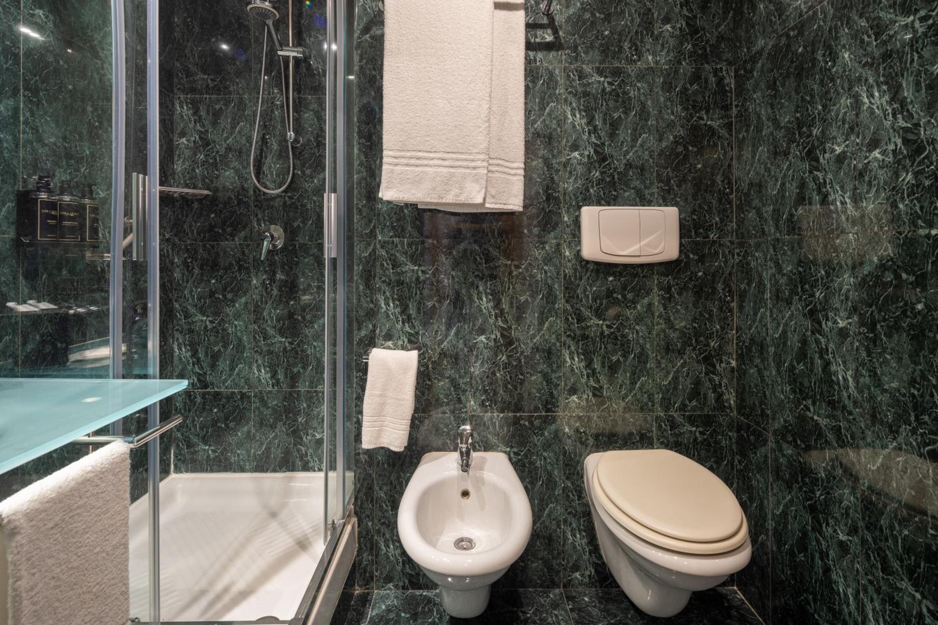 Standard Double or Twin Room - Photo 6