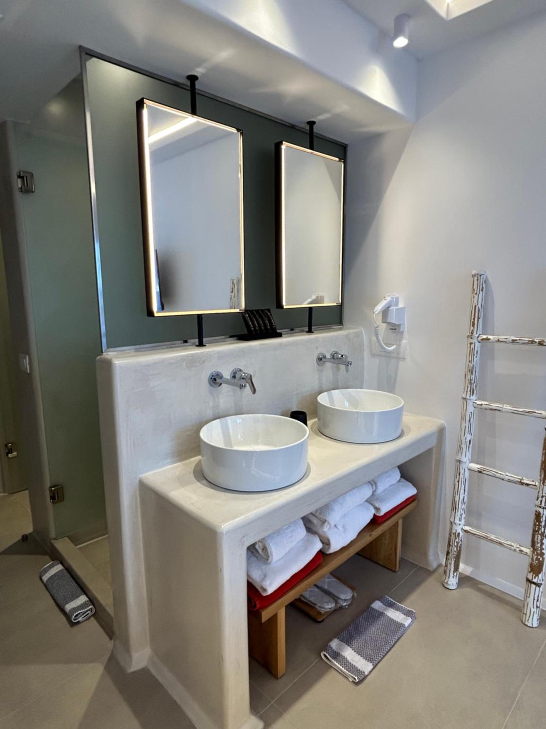 Deluxe King Room - Photo 7