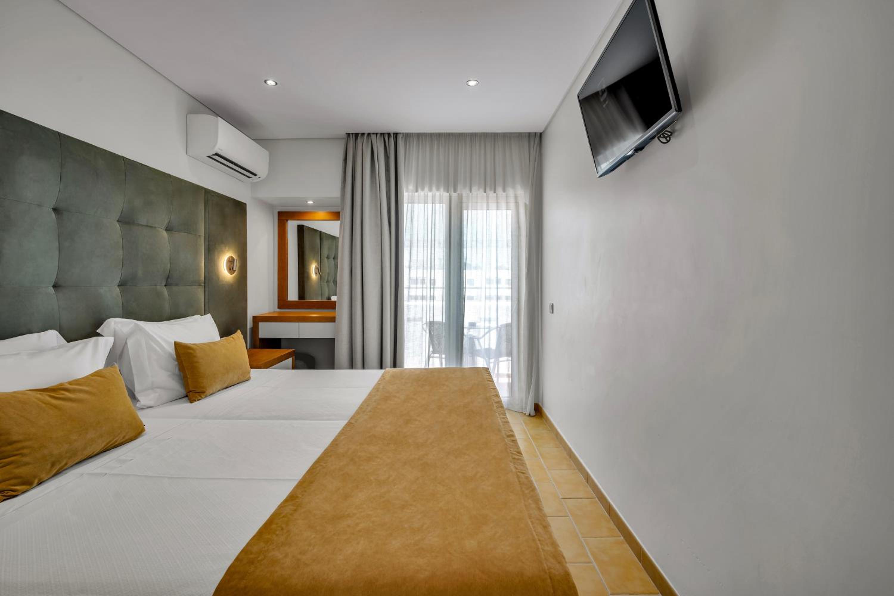 Suite with Pool View photo 3