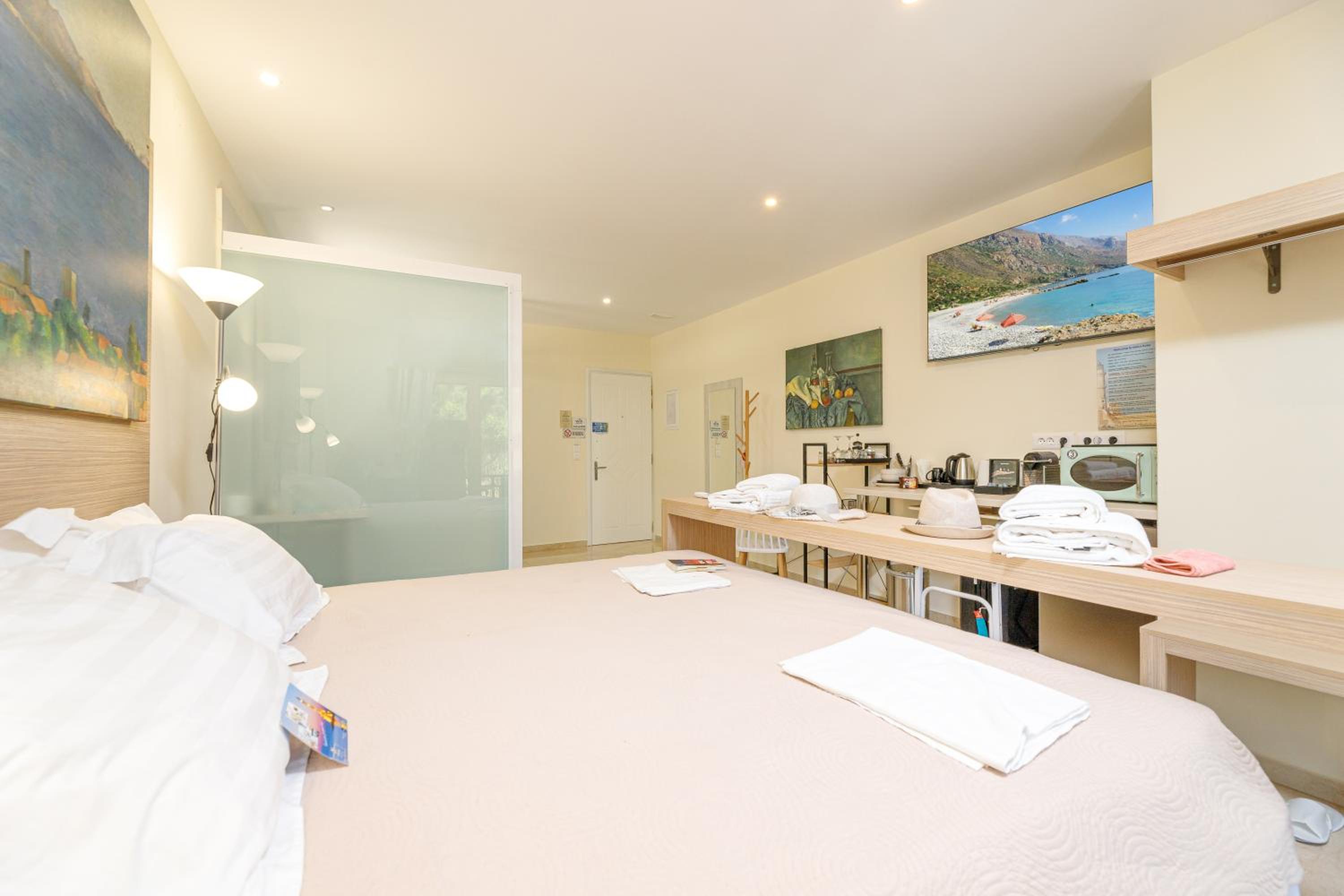 Superior Studio with Balcony and Park View - Photo 7