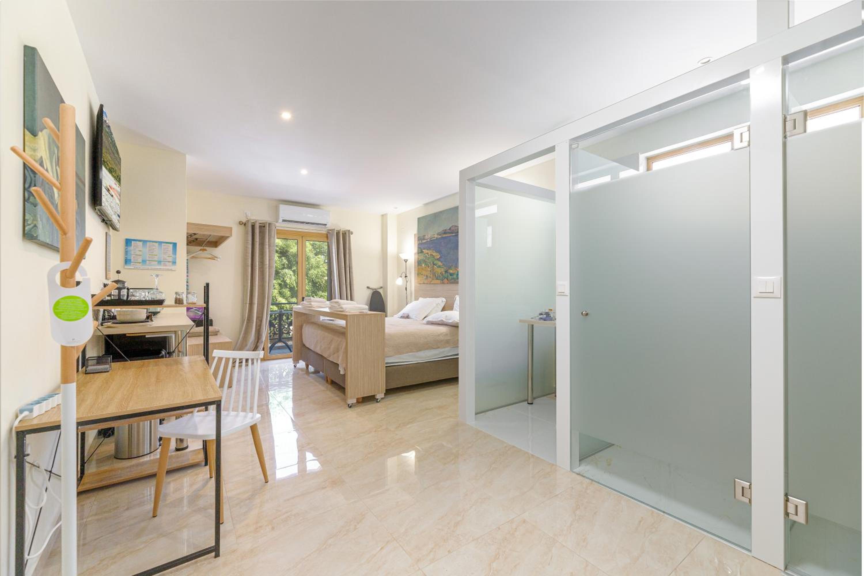 Superior Studio with Balcony and Park View - Photo 8