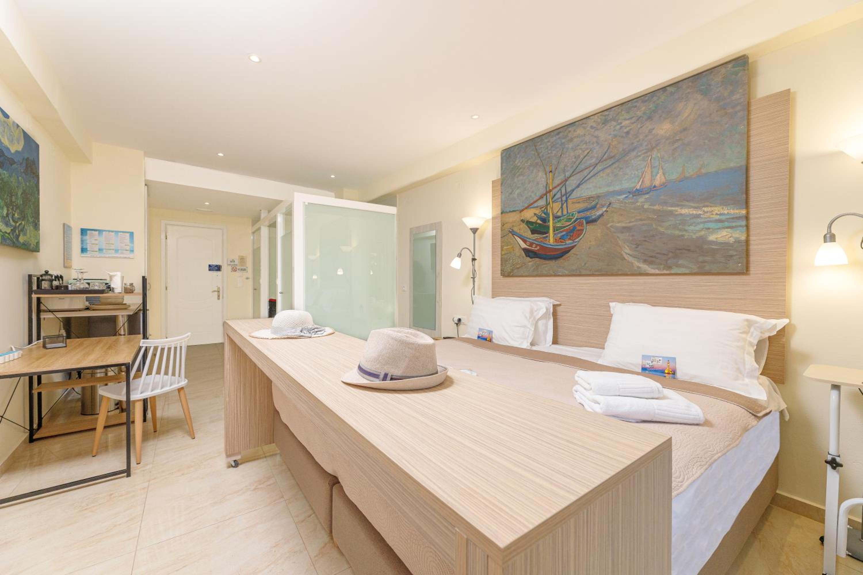 Superior Studio with Balcony and Park View - Photo 12