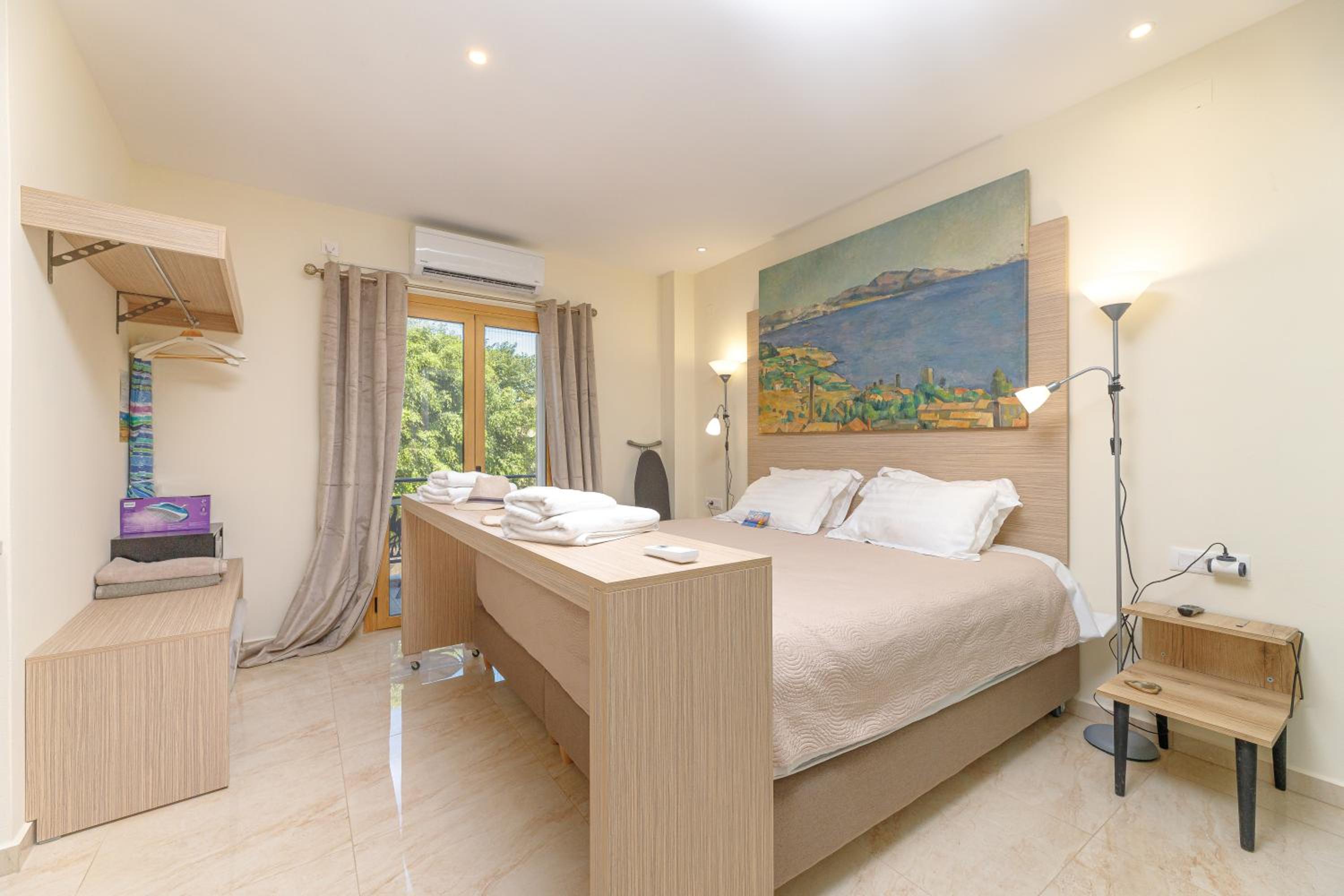 Superior Studio with Balcony and Park View - Photo 3
