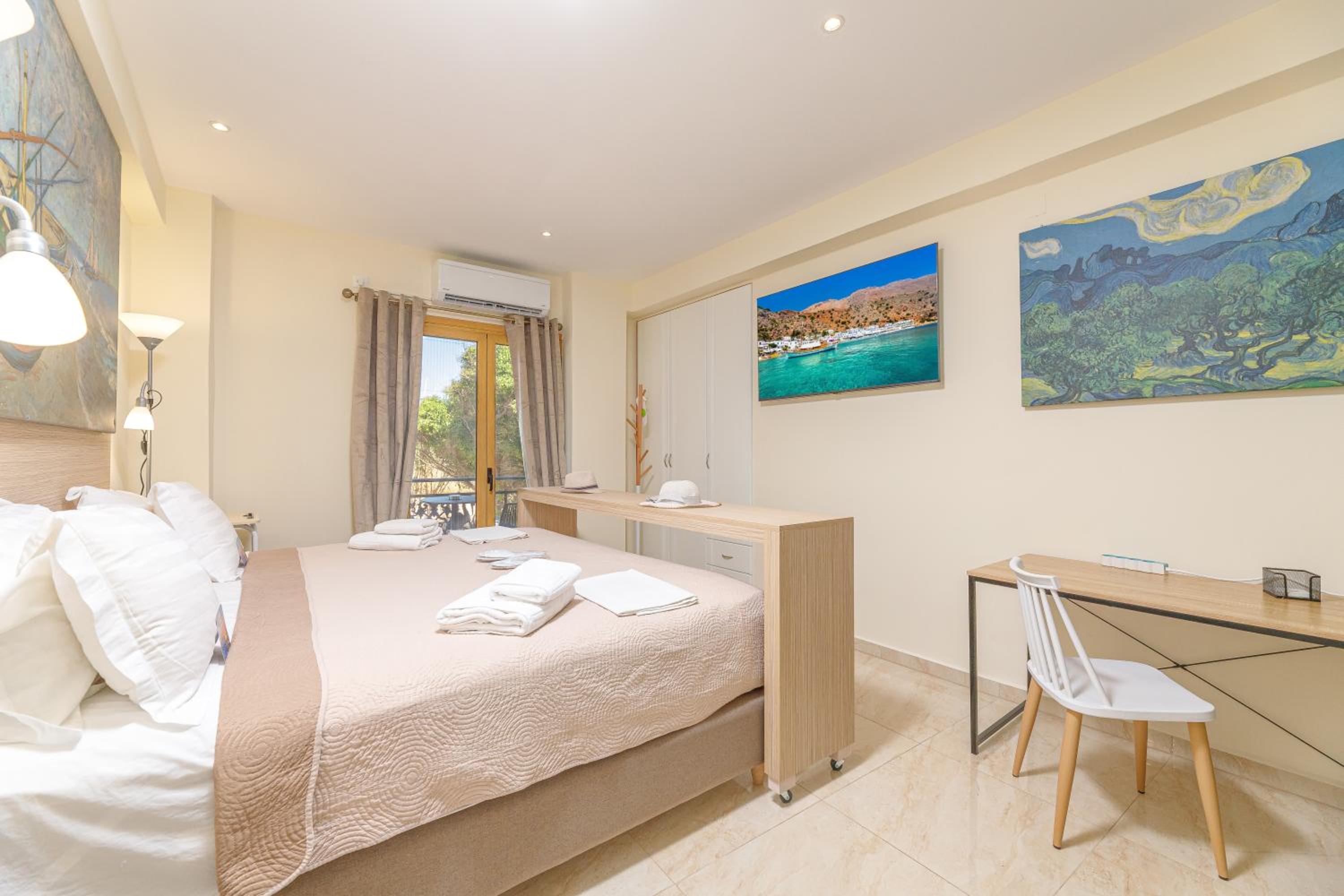 Superior Studio with Balcony and Park View - Photo 11