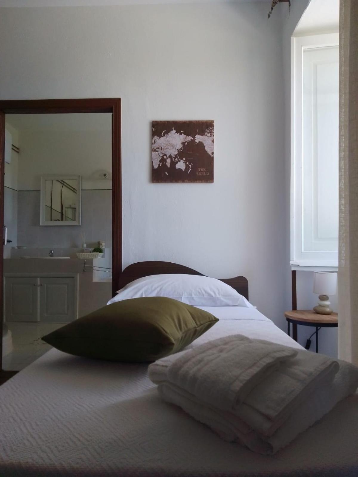 Double Room with Private Bathroom - Photo 28