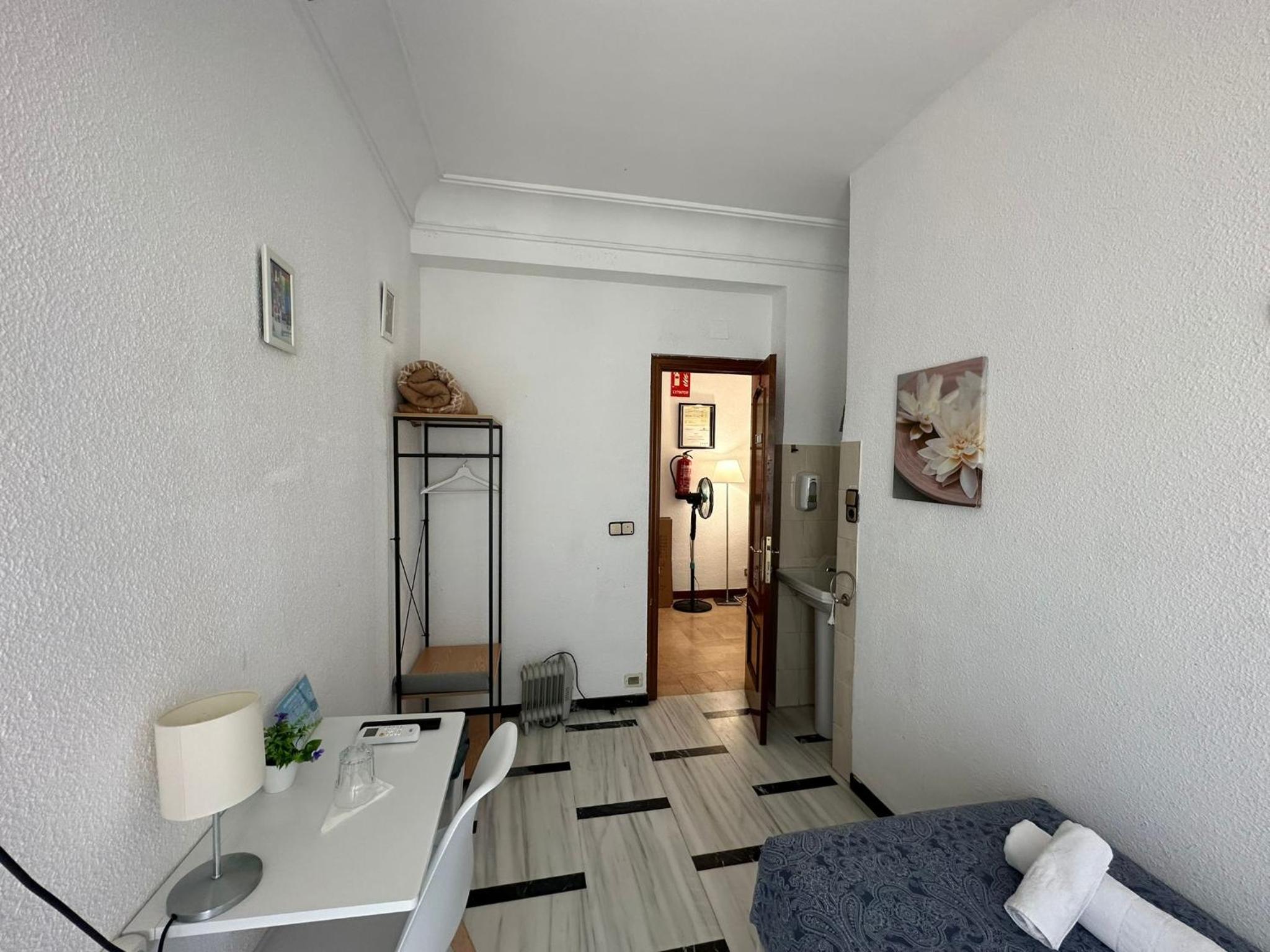 Single Room with Shared Bathroom photo 2