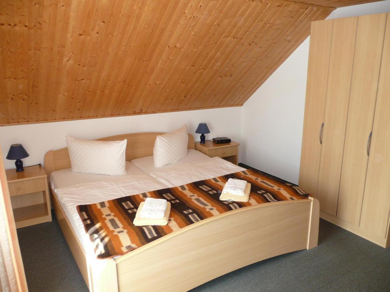 One-Bedroom Apartment with Shower photo 2