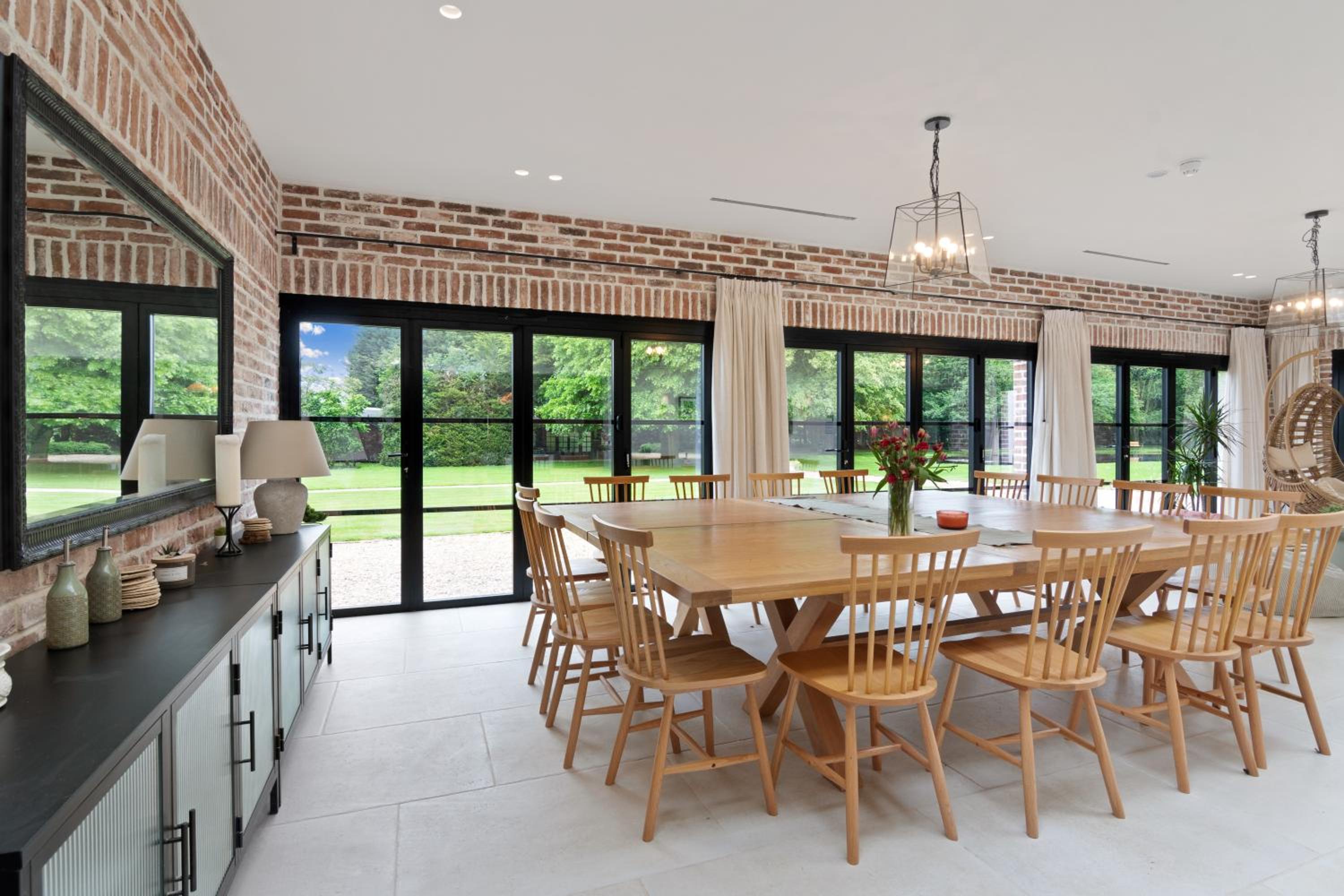 Five-Bedroom House photo 2