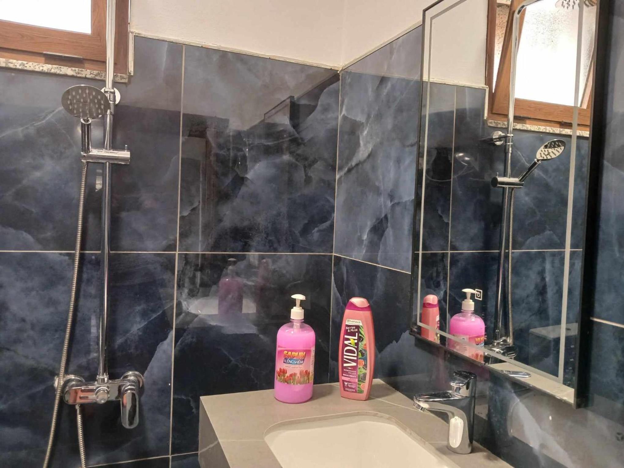 Quadruple Room with Private Bathroom photo 1