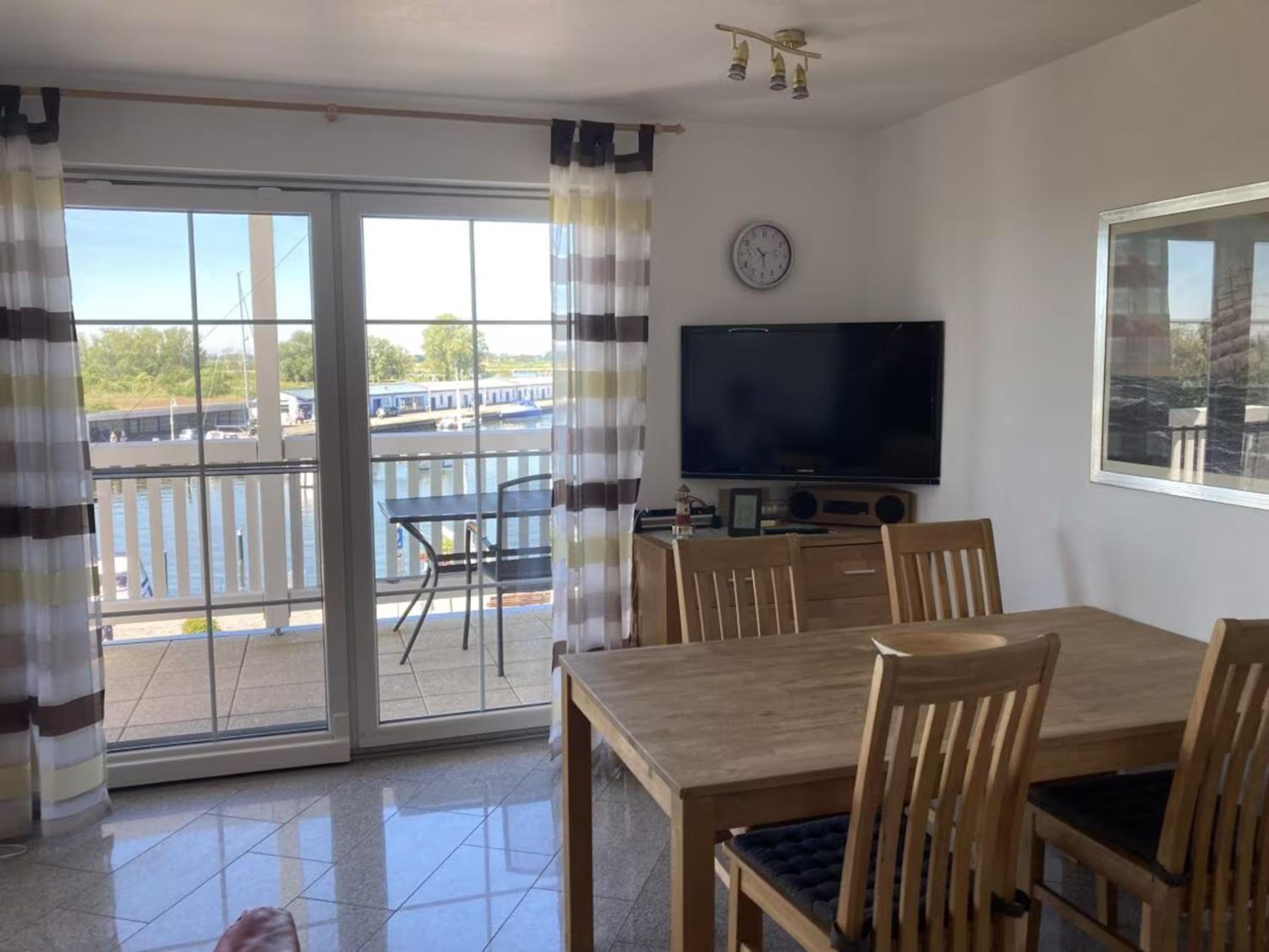 Two-Bedroom Apartment with Balcony photo 3