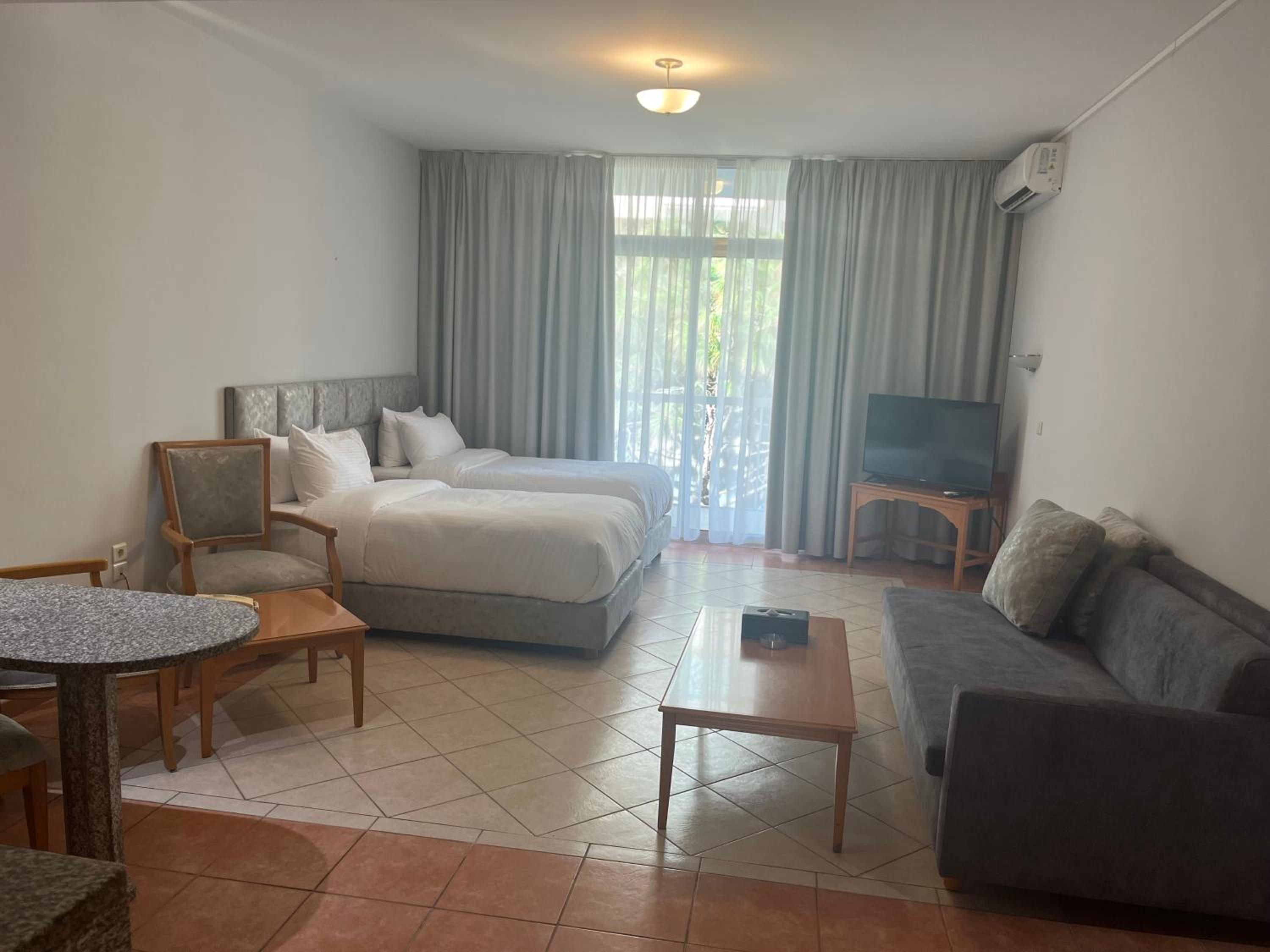 Family Suite with Balcony - Photo 6