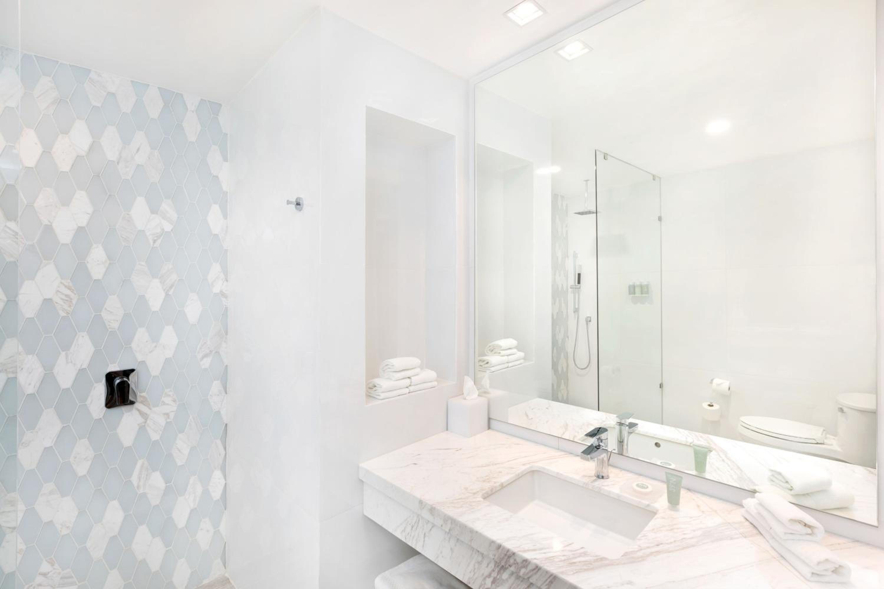 Deluxe King Room with Balcony and Ocean View - Photo 4
